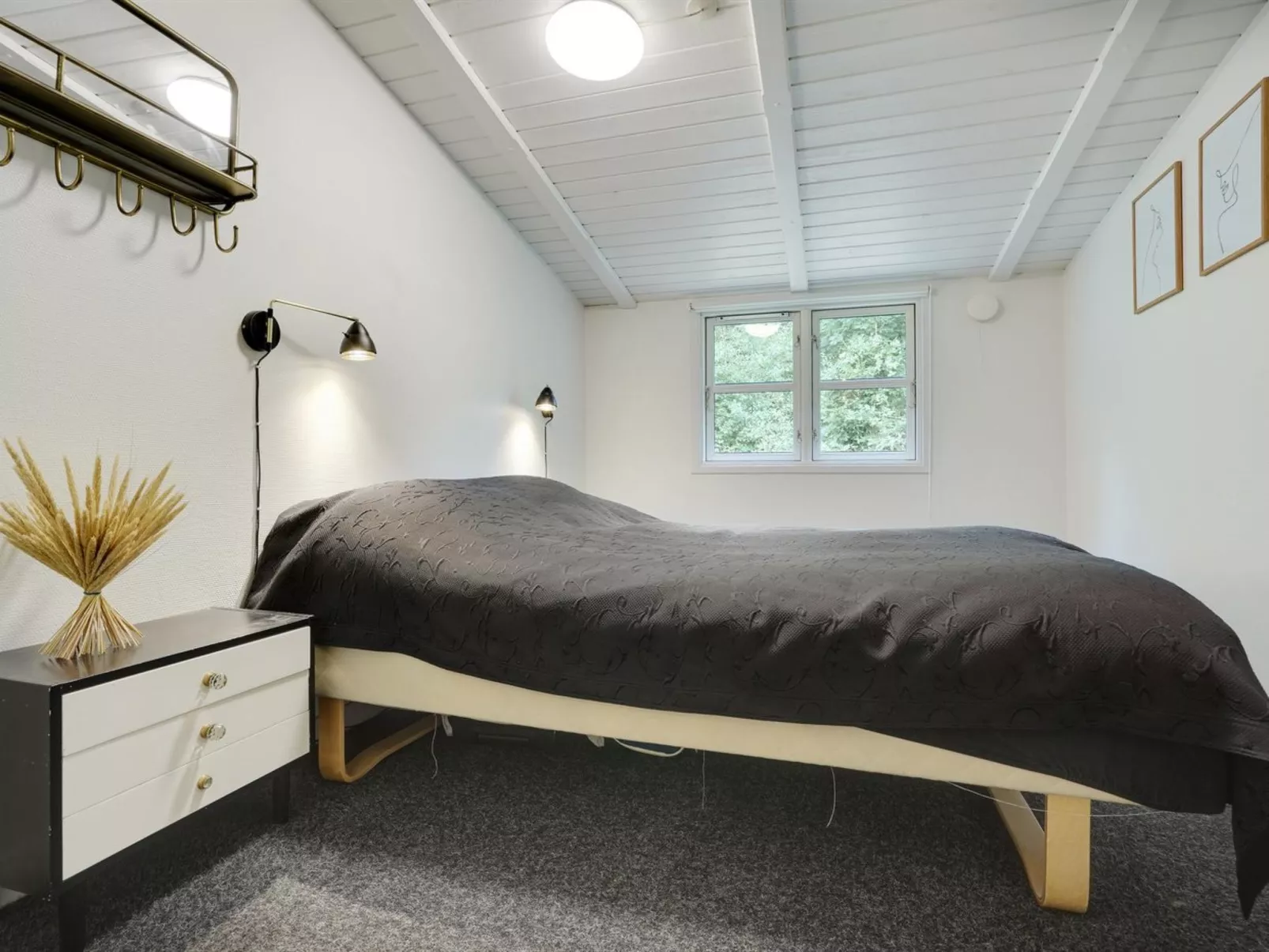 "Gunward" - 1.5km from the sea-Inside