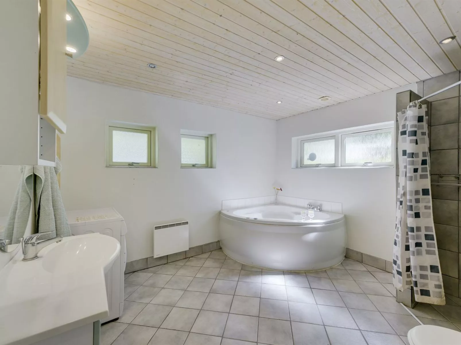 "Tydulf" - 34km from the sea-Inside