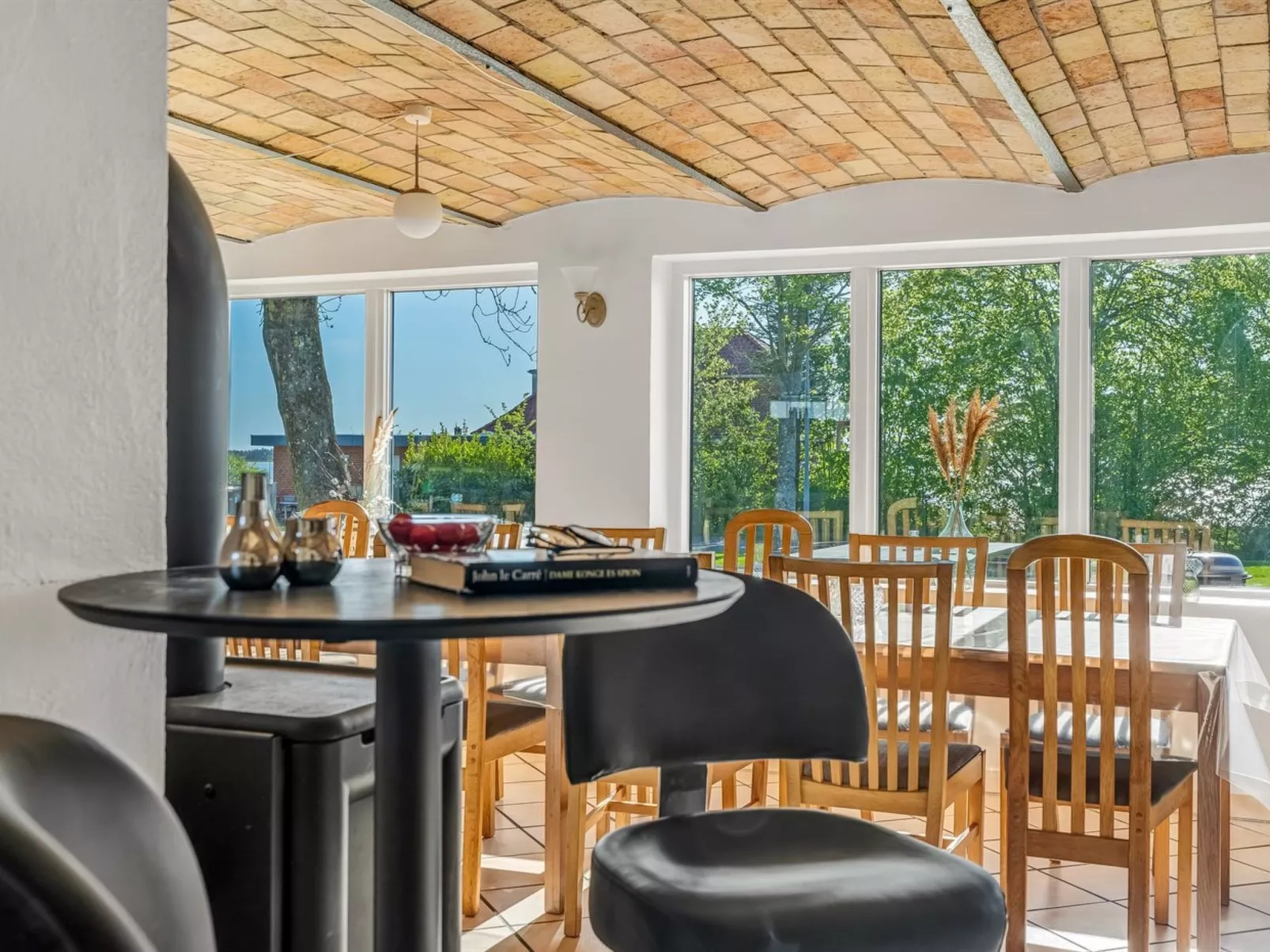 "Kara" - 100m to the fjord-Drinnen