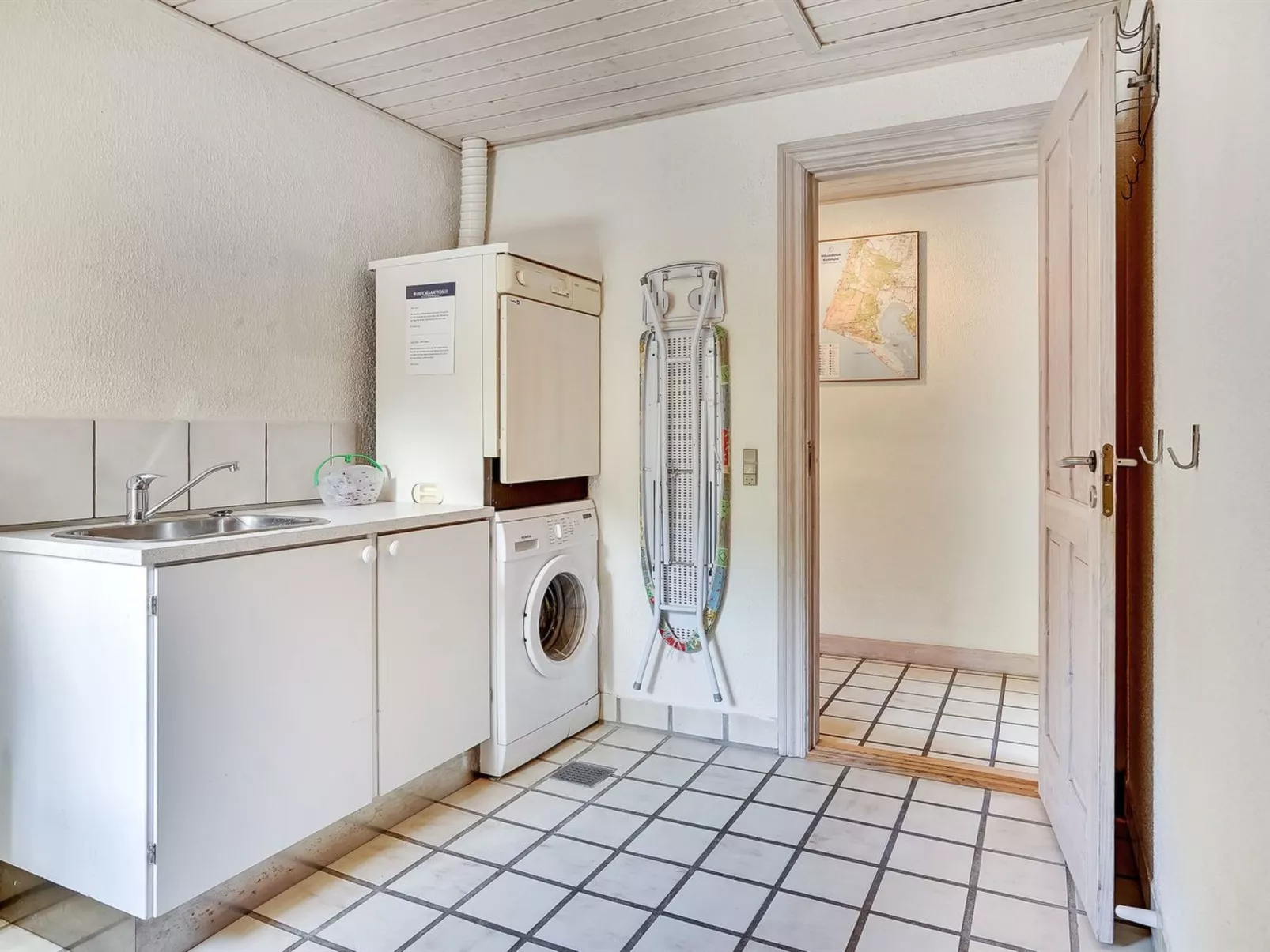 "Aurelia" - 500m to the fjord-Drinnen