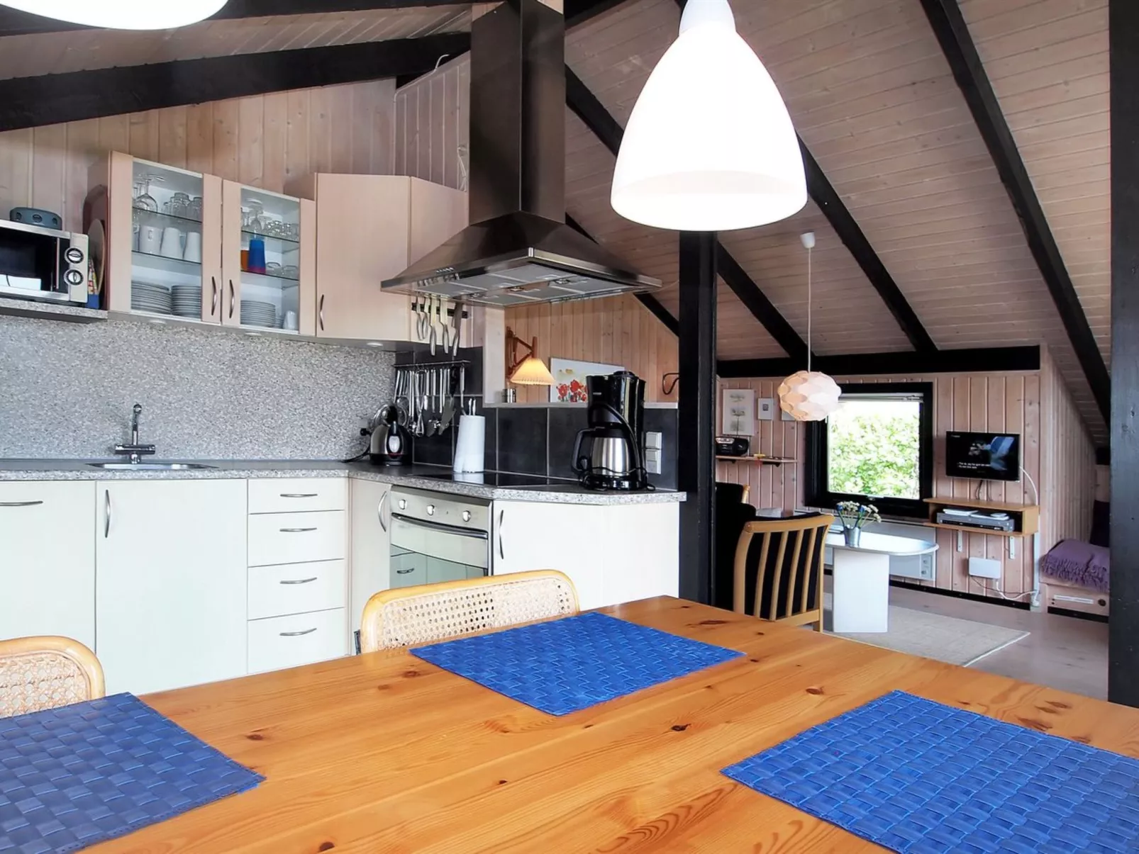 "Throkil" - 450m to the fjord-Drinnen