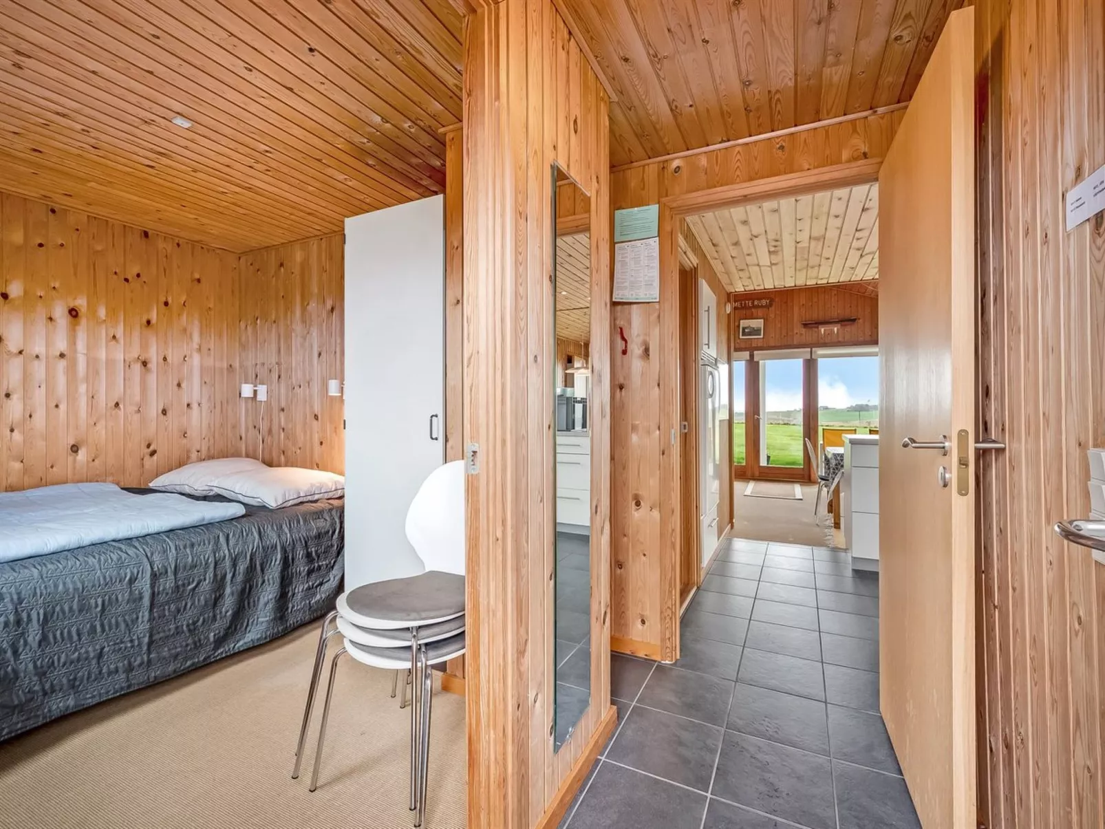 "Tanea" - 700m to the fjord-Drinnen