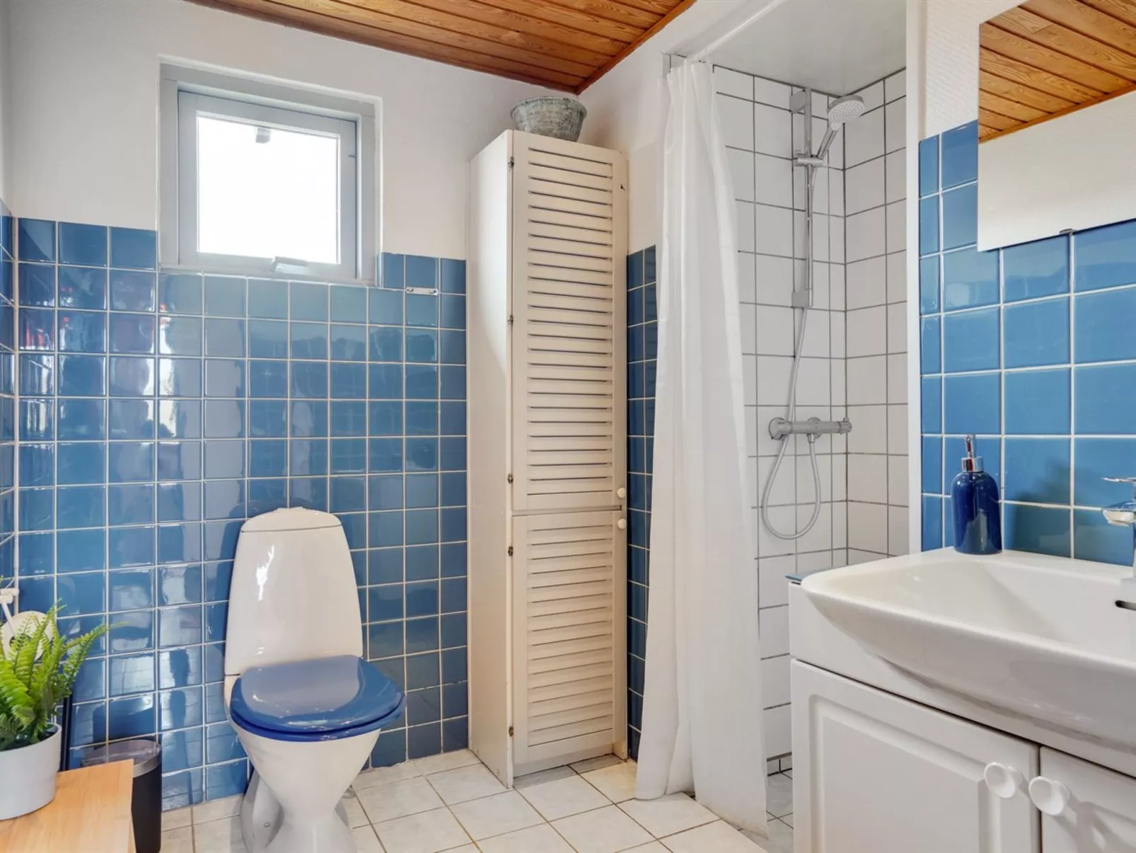 "Thorid" - 200m from the sea-Inside