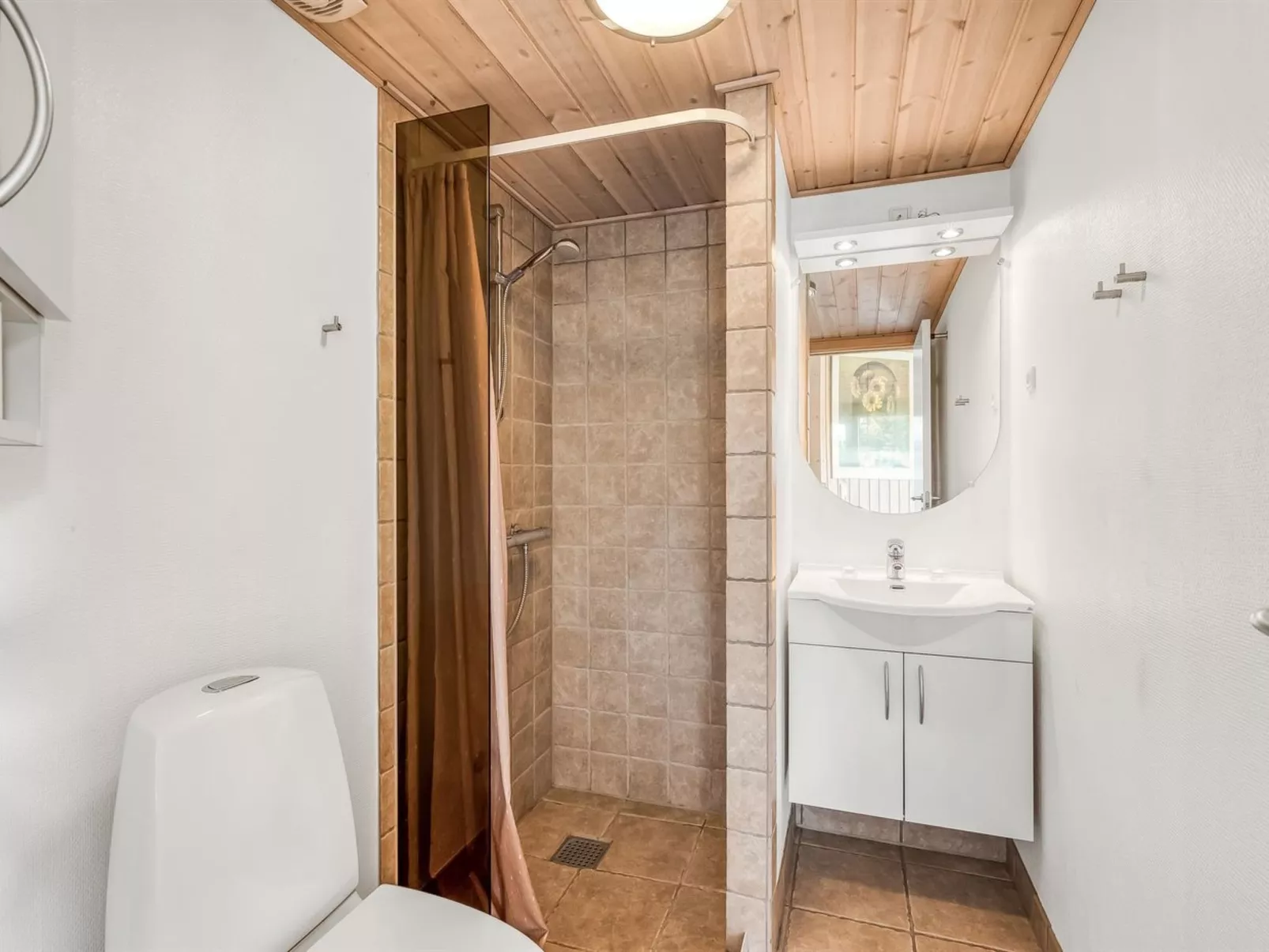 "Rekke" - 300m to the fjord-Dedans