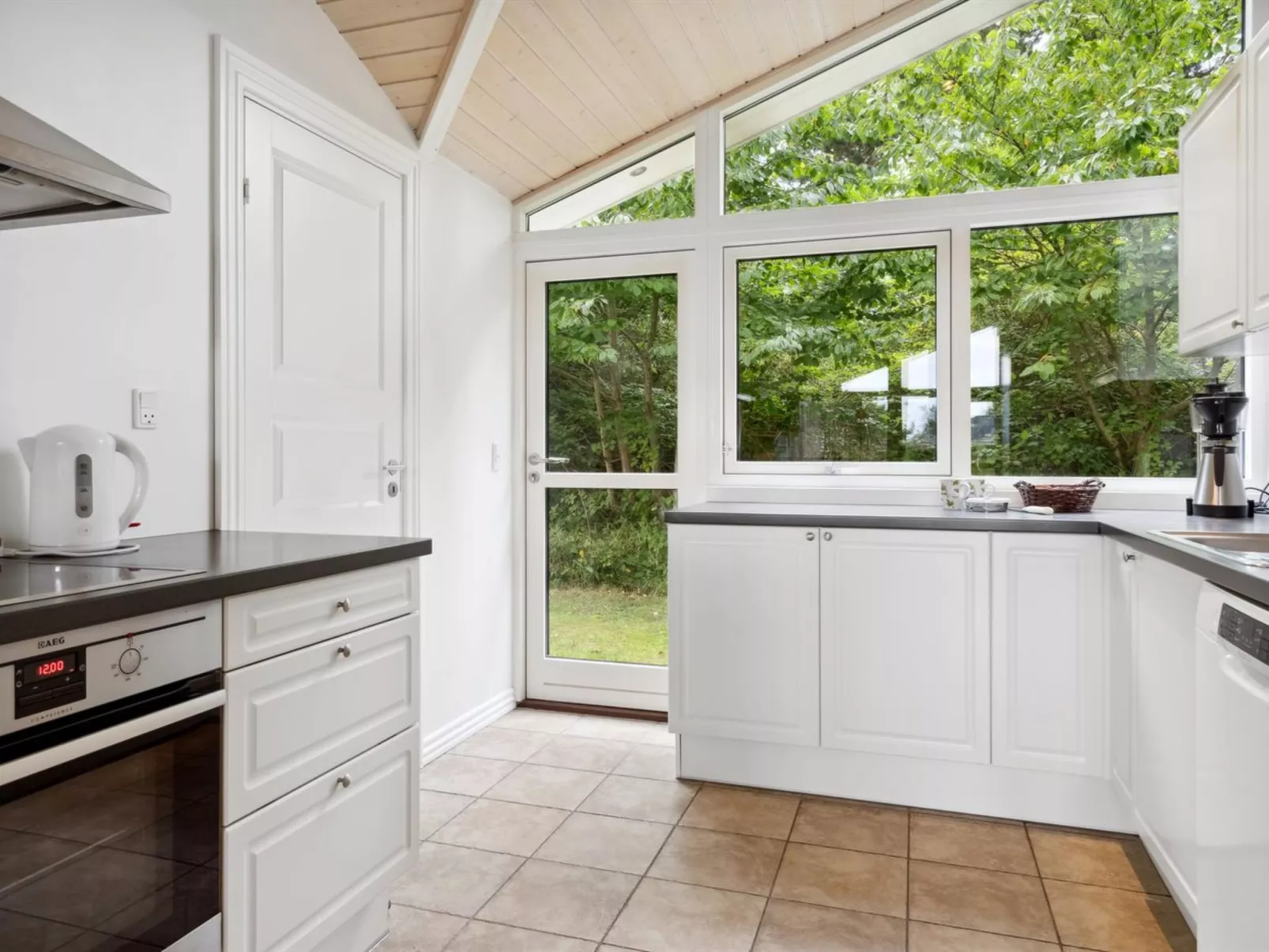 "Thjodulf" - 300m from the sea-Inside