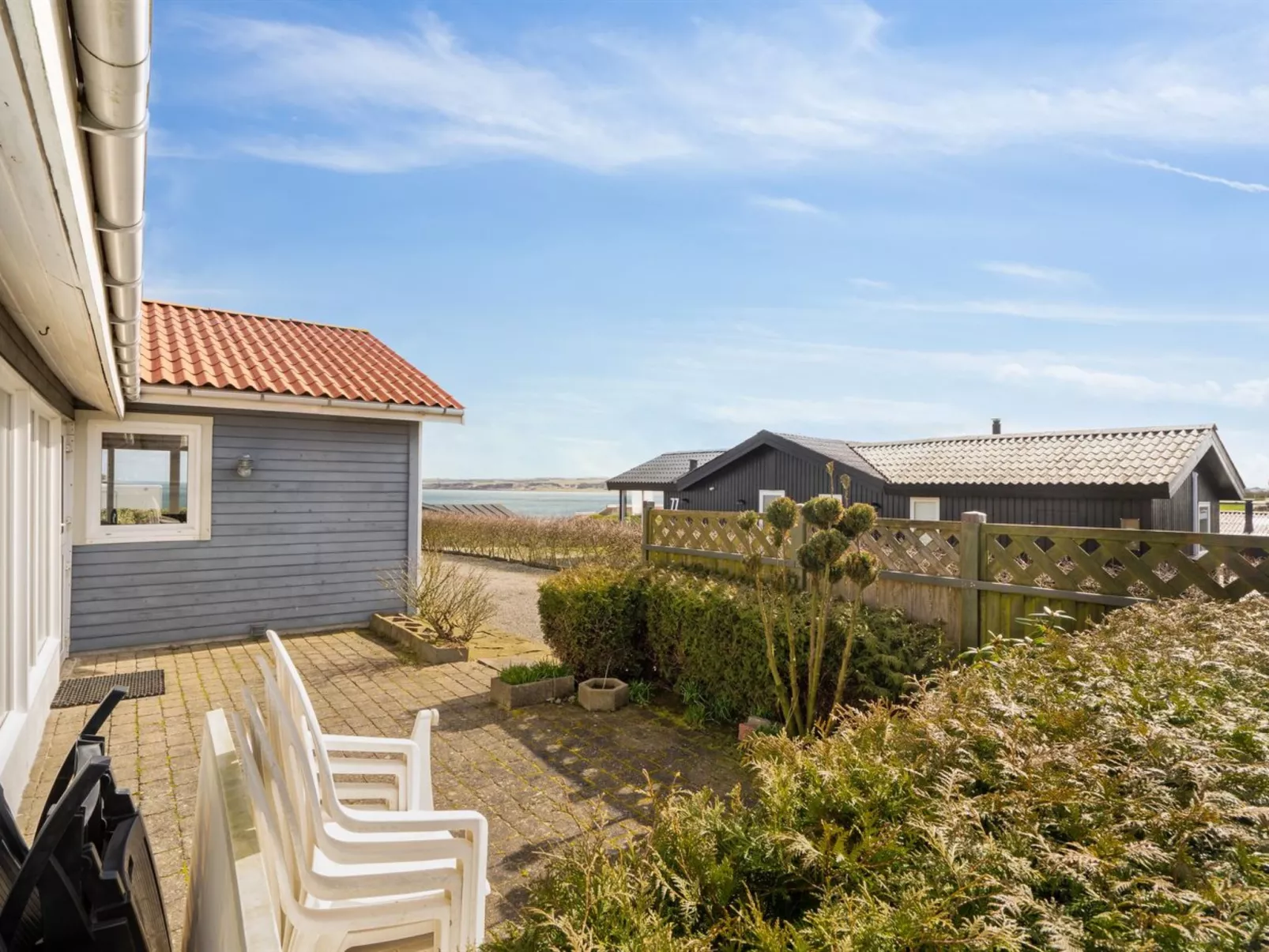 "Ormar" - 100m to the fjord-Draußen