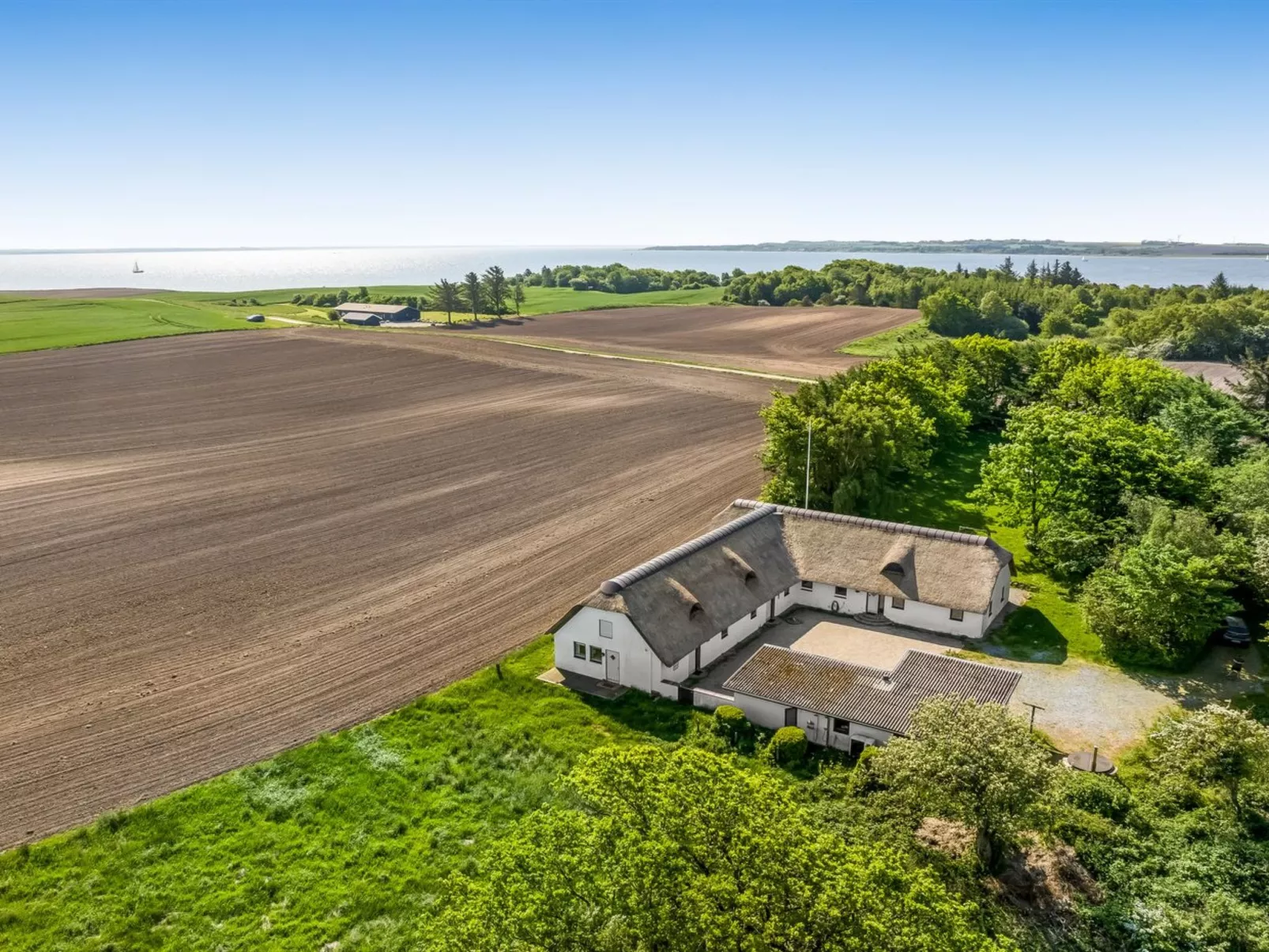 "Annli" - 800m to the fjord-Outside