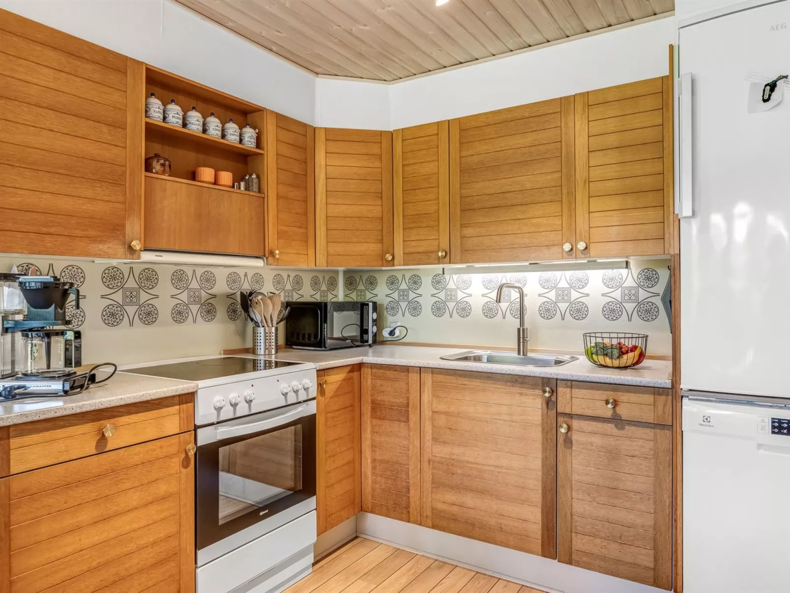 "Mijat" - 30km from the sea-Inside