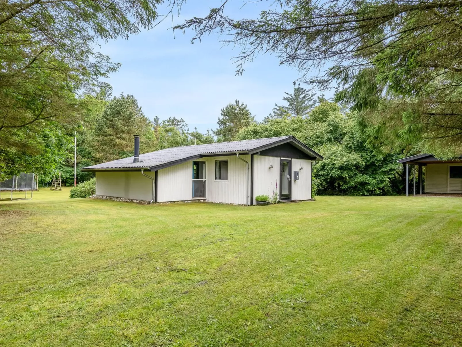 "Suri" - 200m to the fjord-Outside