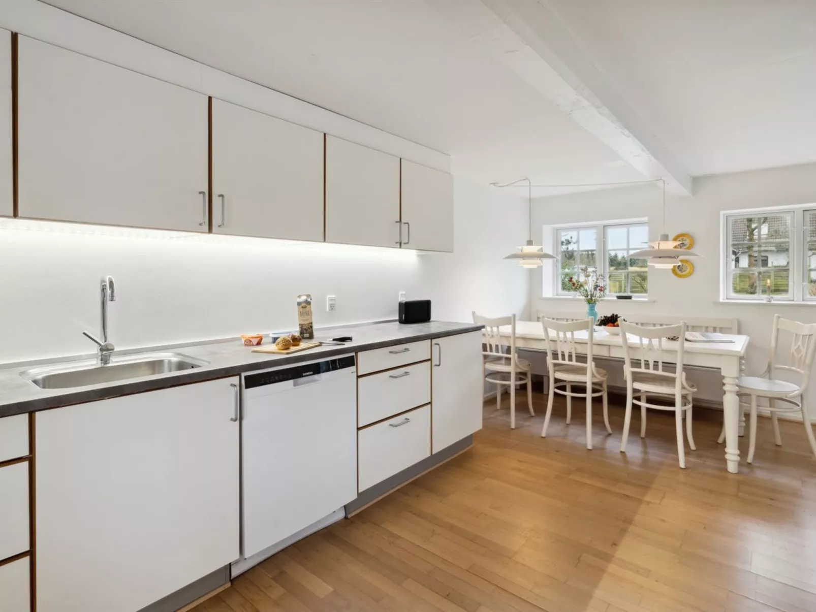 "Ienngelild" - 1km to the fjord-Drinnen