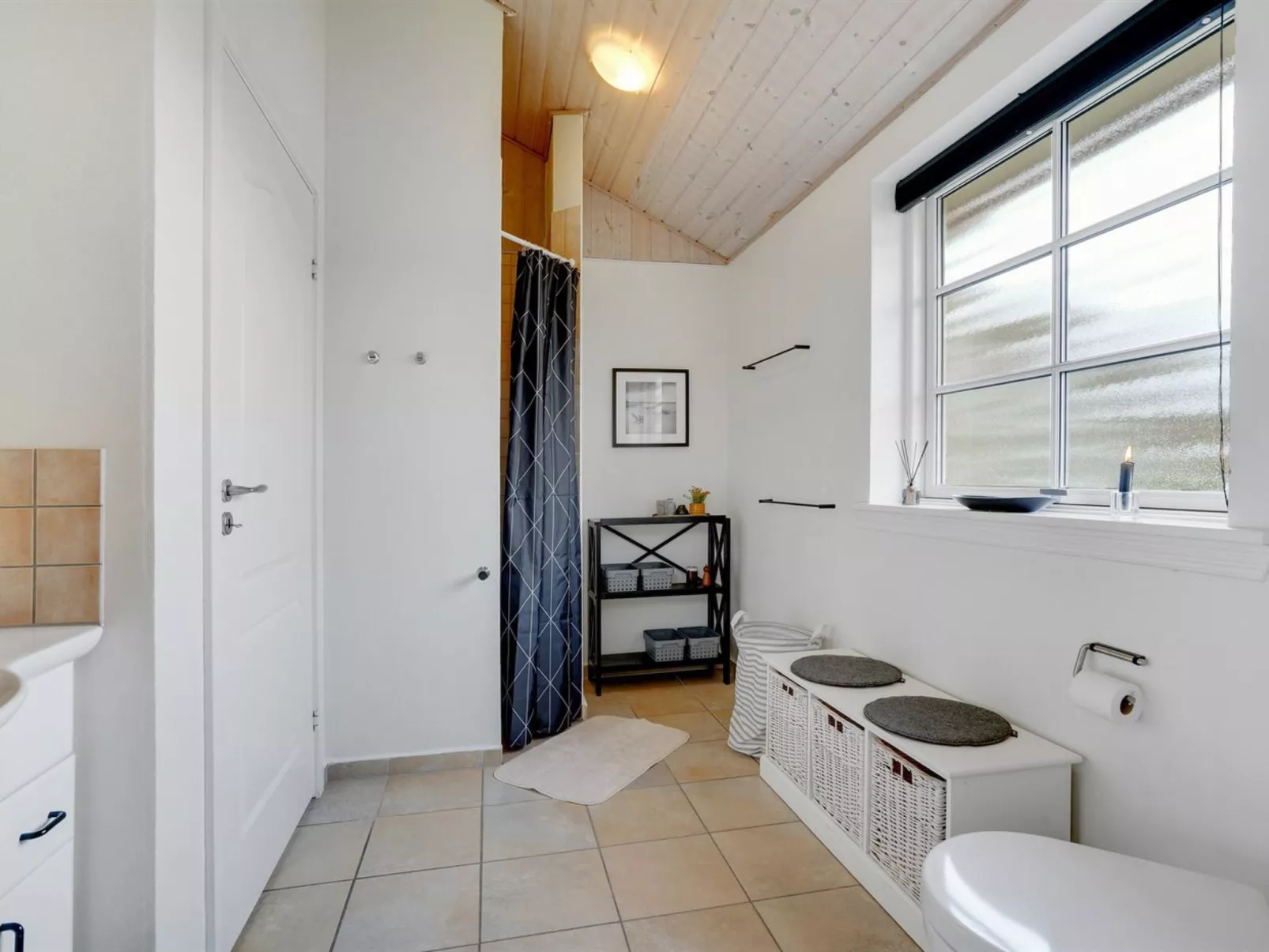 "Svenn" - 400m from the sea-Inside