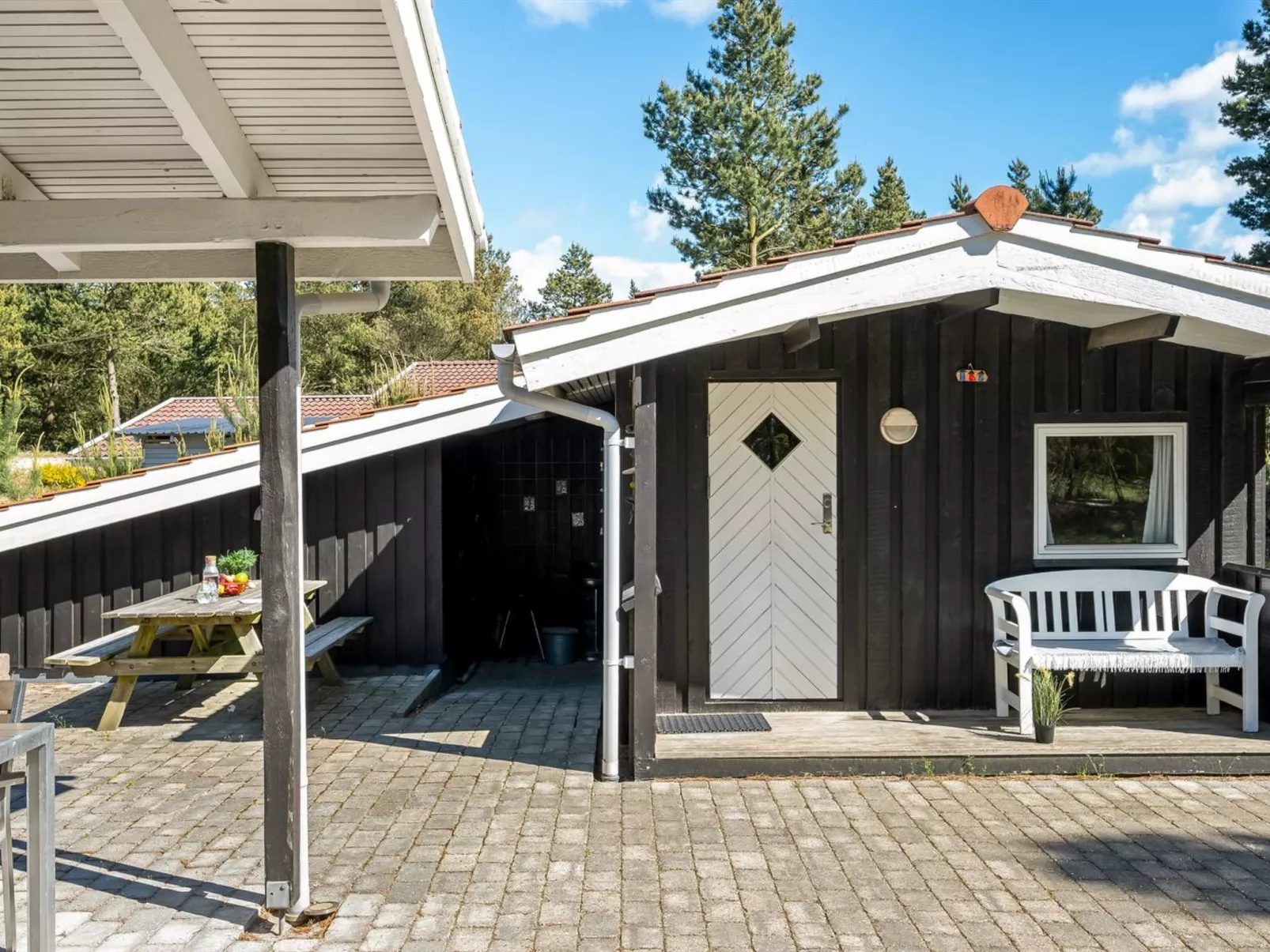 "Augustine" - 1.6km from the sea-Outside