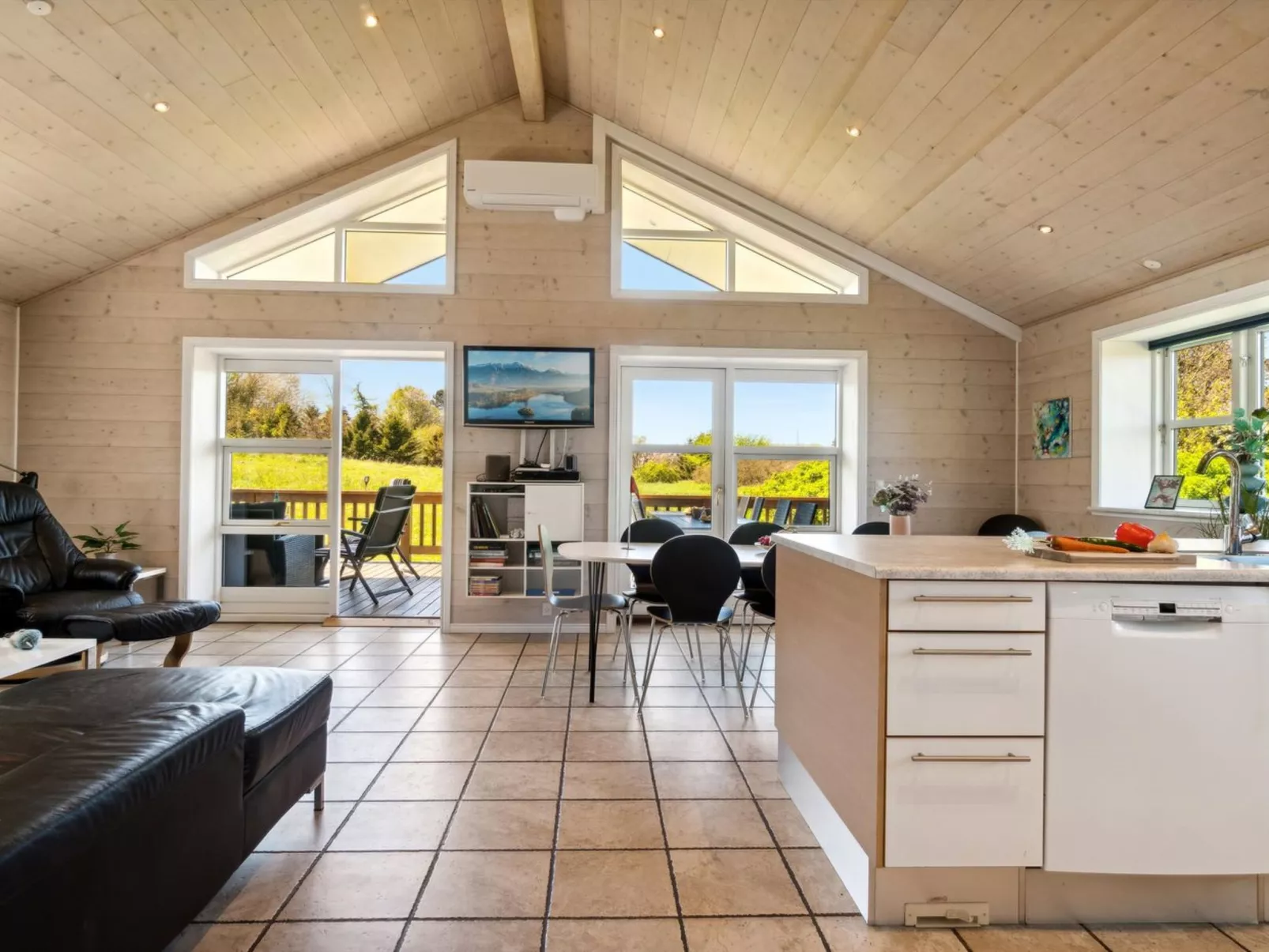 "Hjalmar" - 400m from the sea-Drinnen