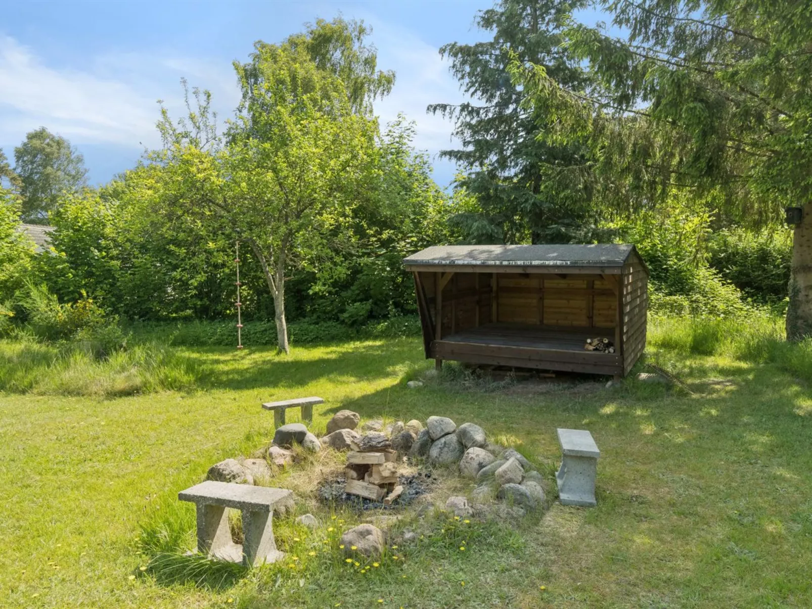 "Sheemen" - 900m from the sea-Outside