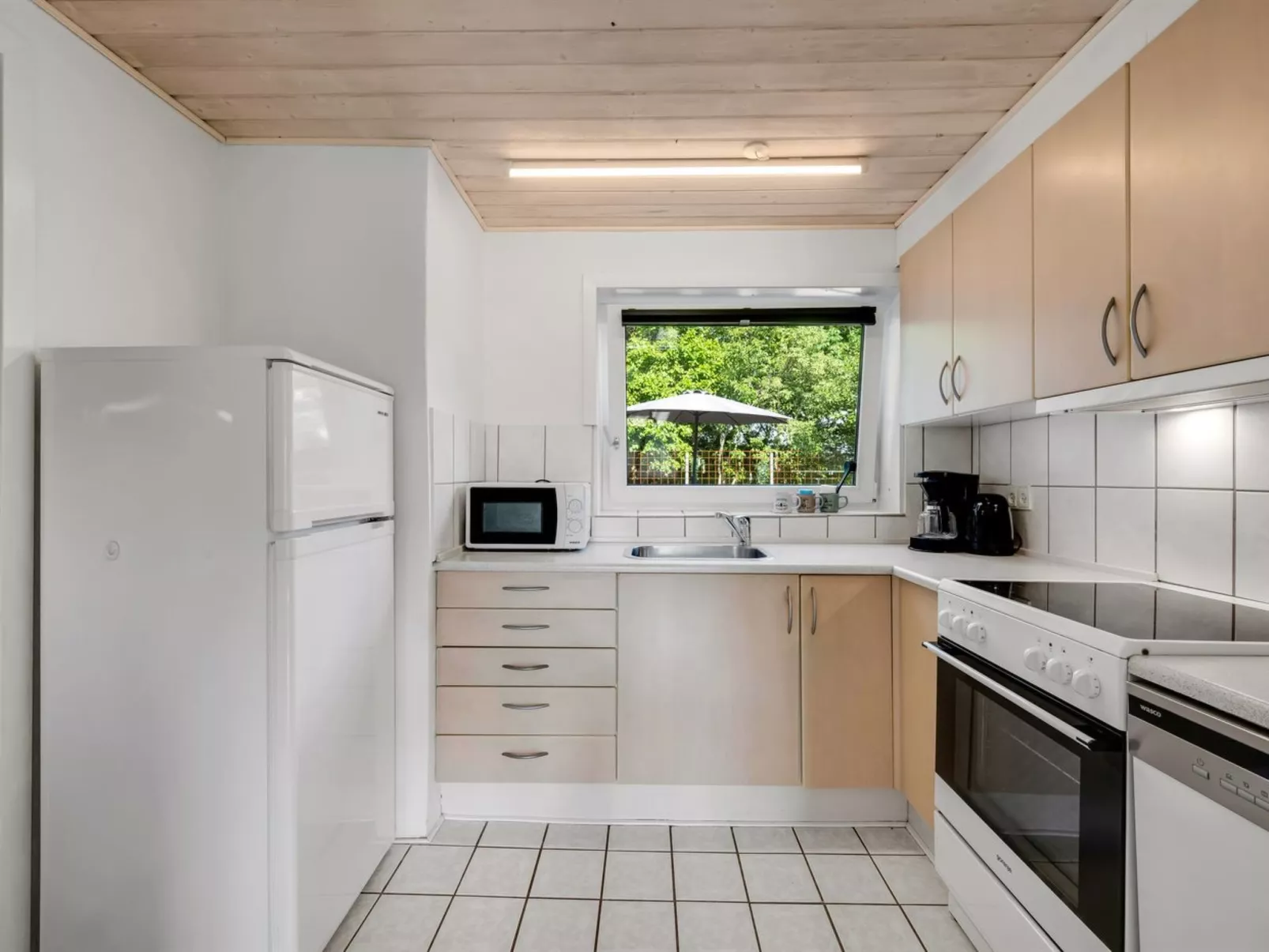 "Eino" - 150m from the sea-Drinnen