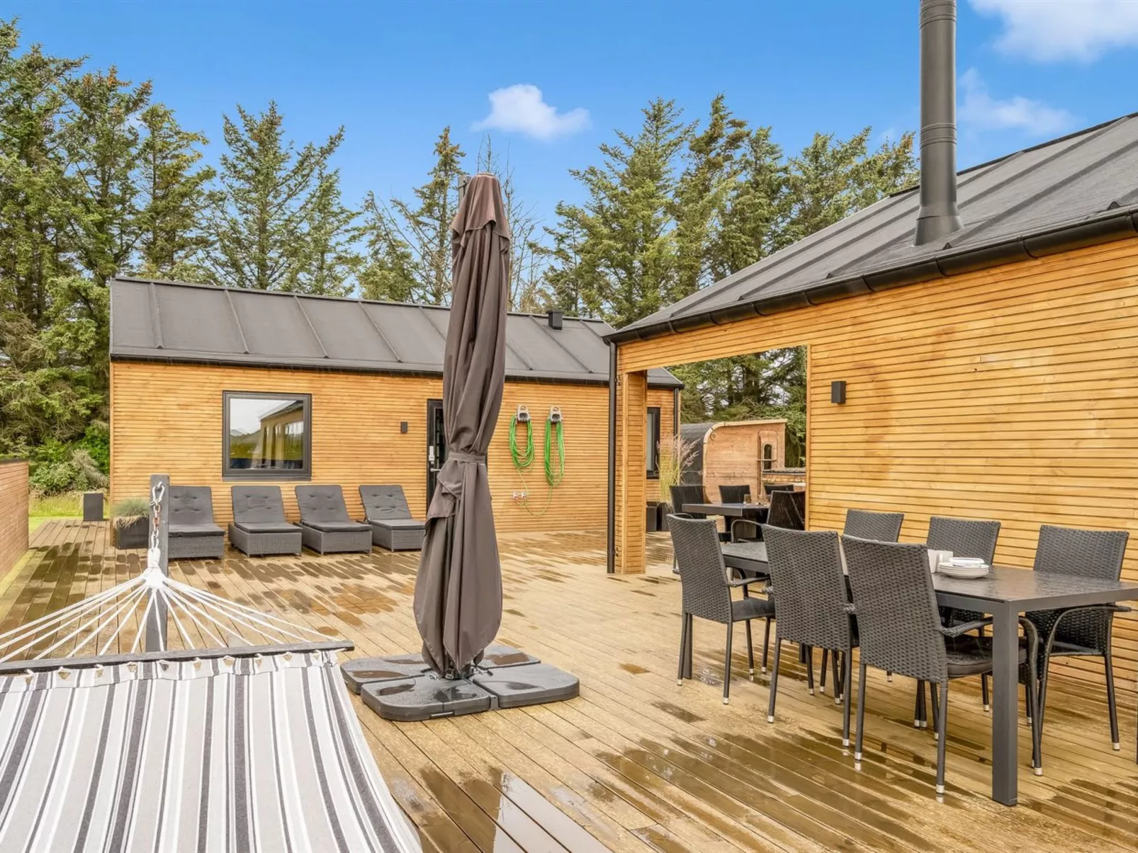 "Udder" - 1.5km from the sea-Outside