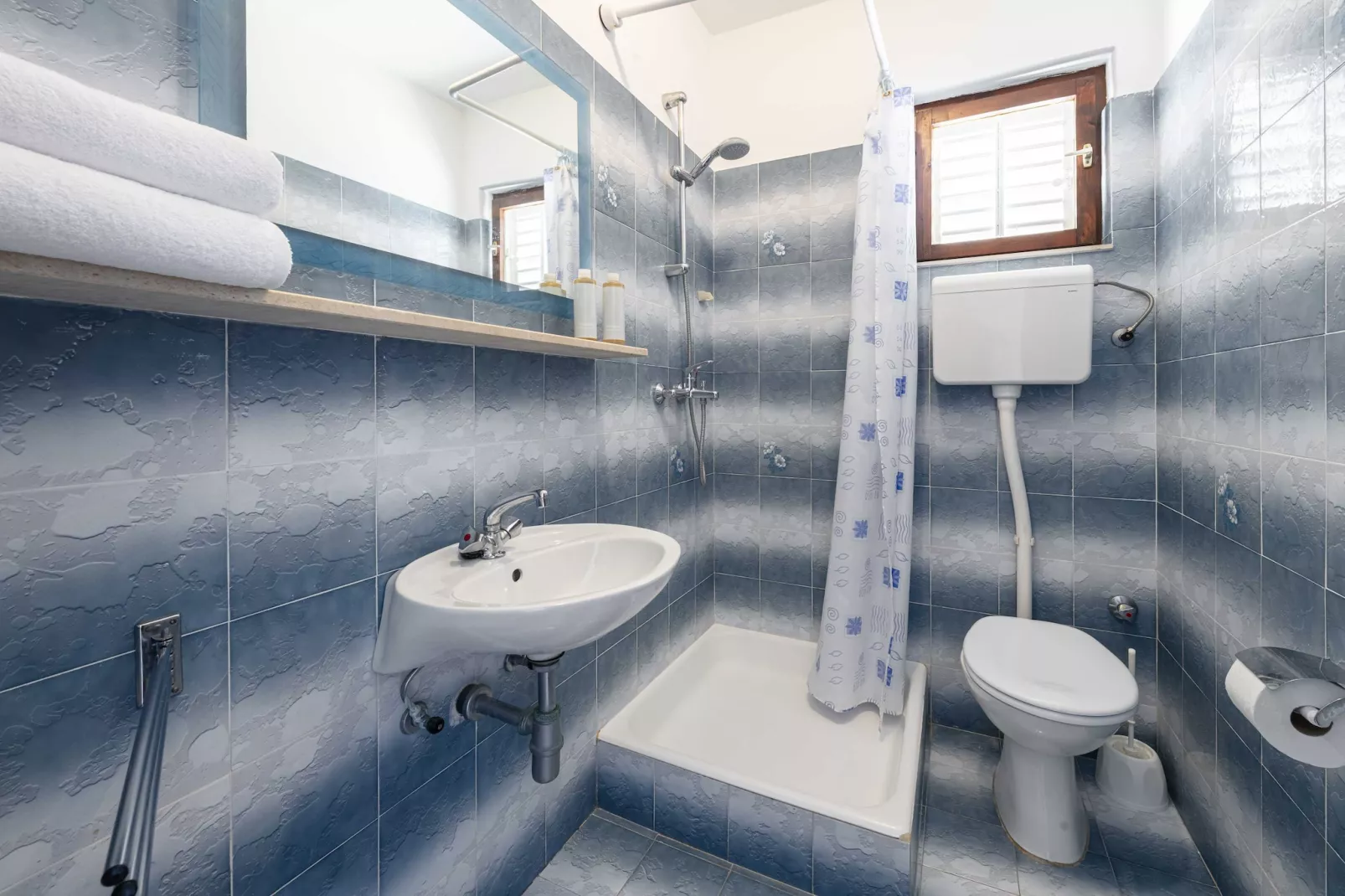 Guest House Rooms Rose- Comfort Double Room with Balcony and Sea View-Badezimmer