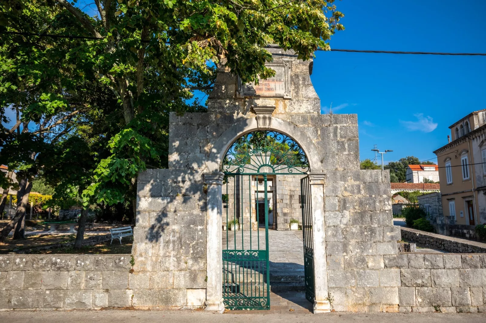 Stone House Harmony -Studio Apartment with Patio and Garden View ( 2 )-Ambiente