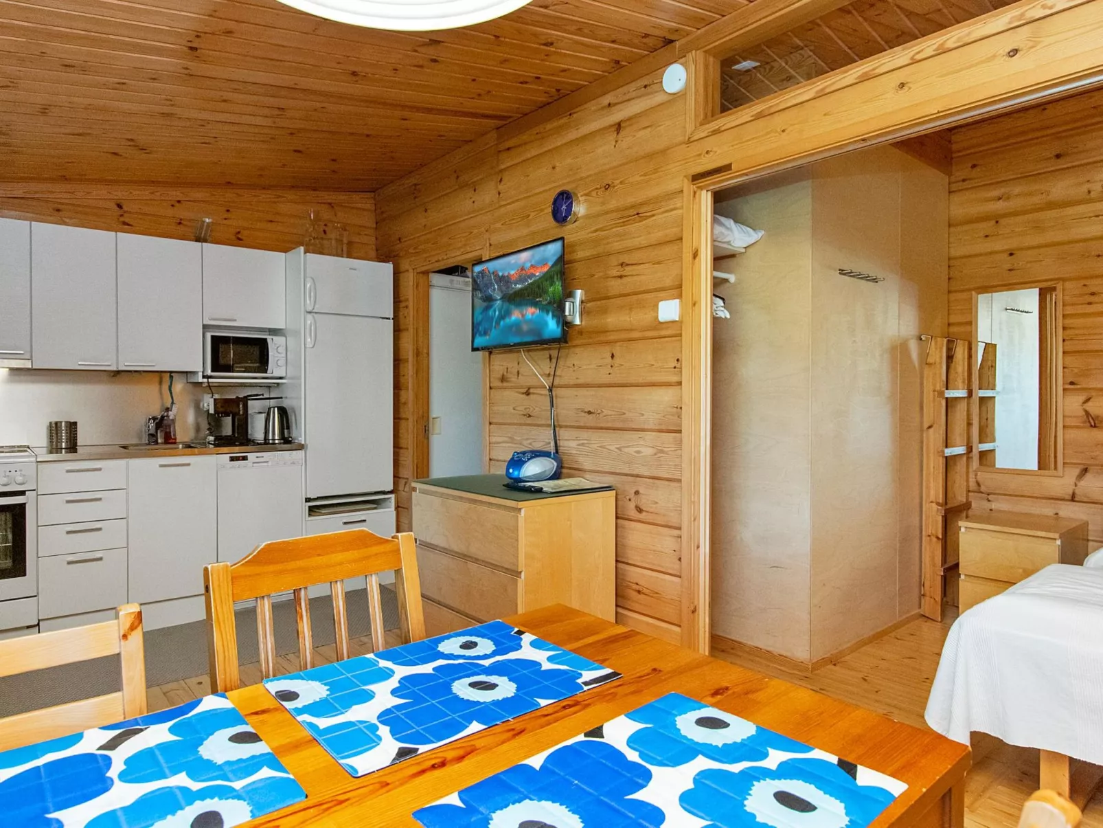 Metsänpirtti 1-Drinnen