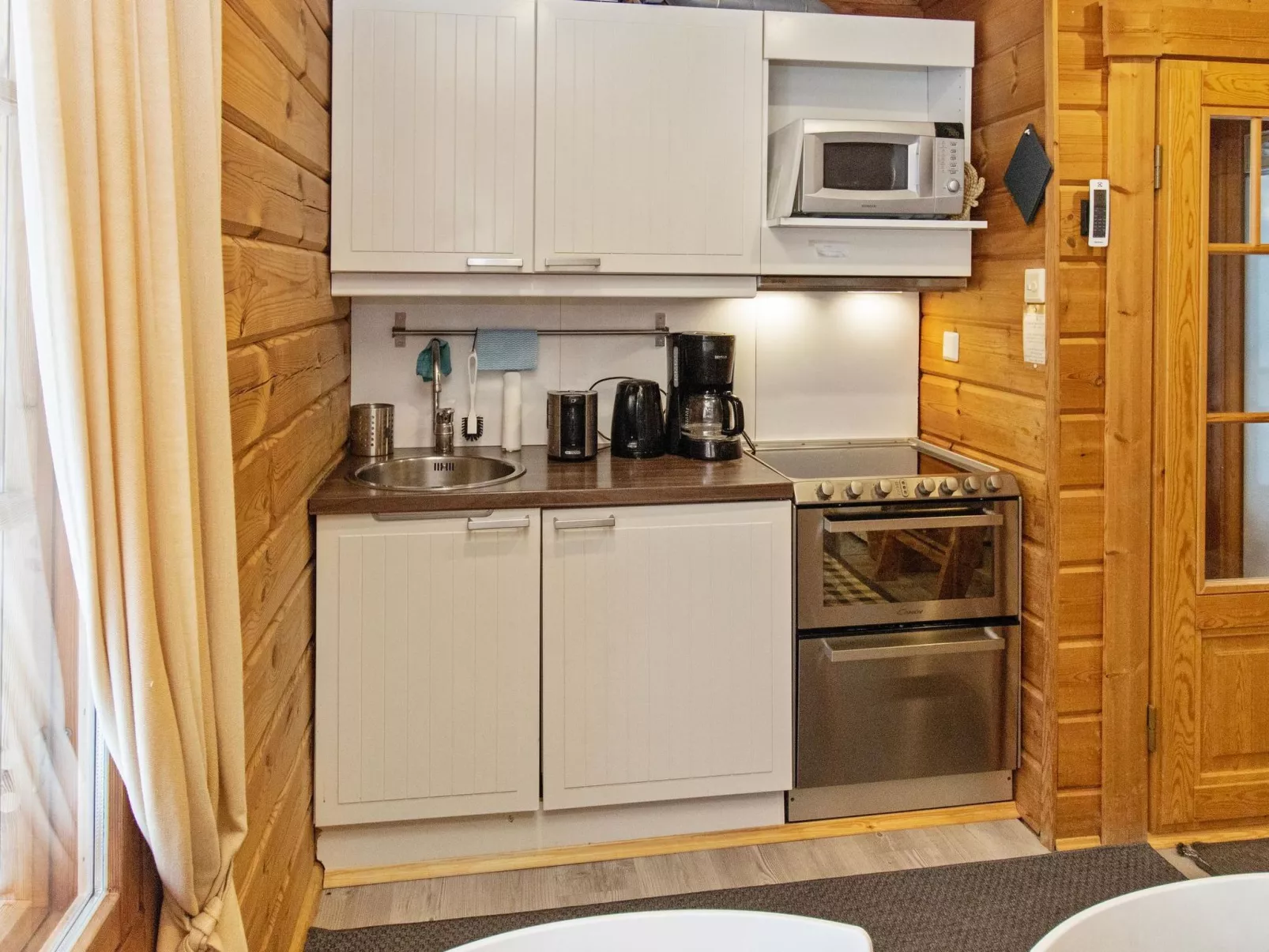 Ressipysäkki 1-Inside