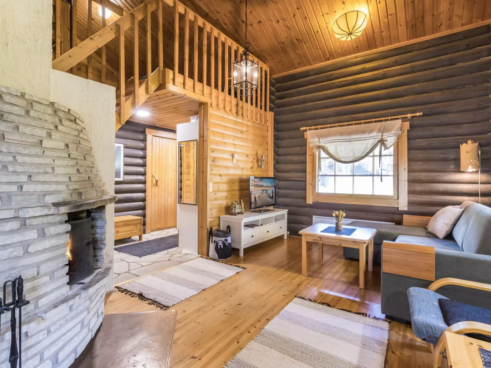 Mötönpesä 2-Drinnen