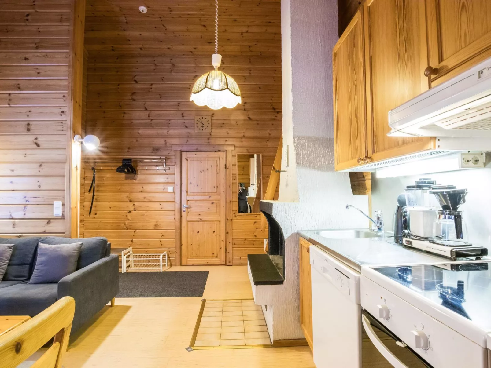 Lomaylläs f79 /palovaarankaarre 18b-Drinnen