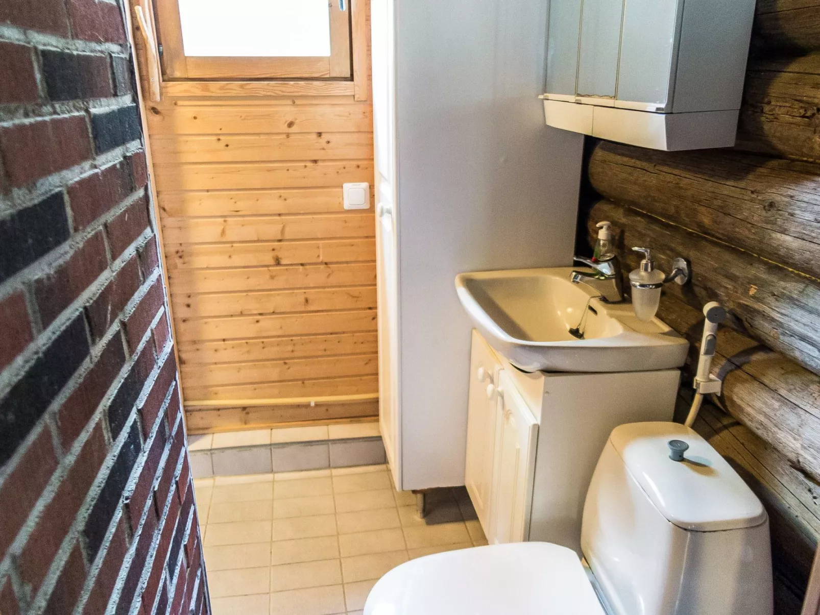 Tievatupa 2, pienempi-Inside