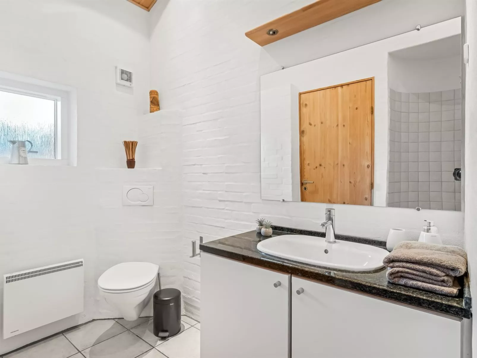 "Takenya" - 350m to the fjord-Inside