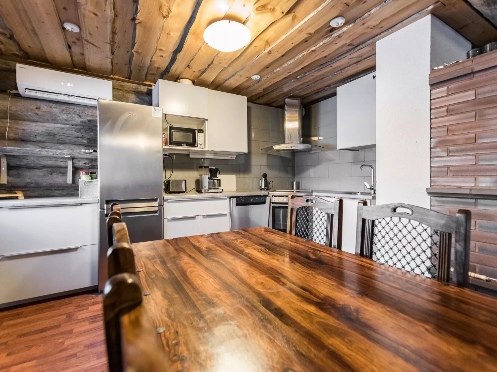 Eräkorven kelotupa-Dedans