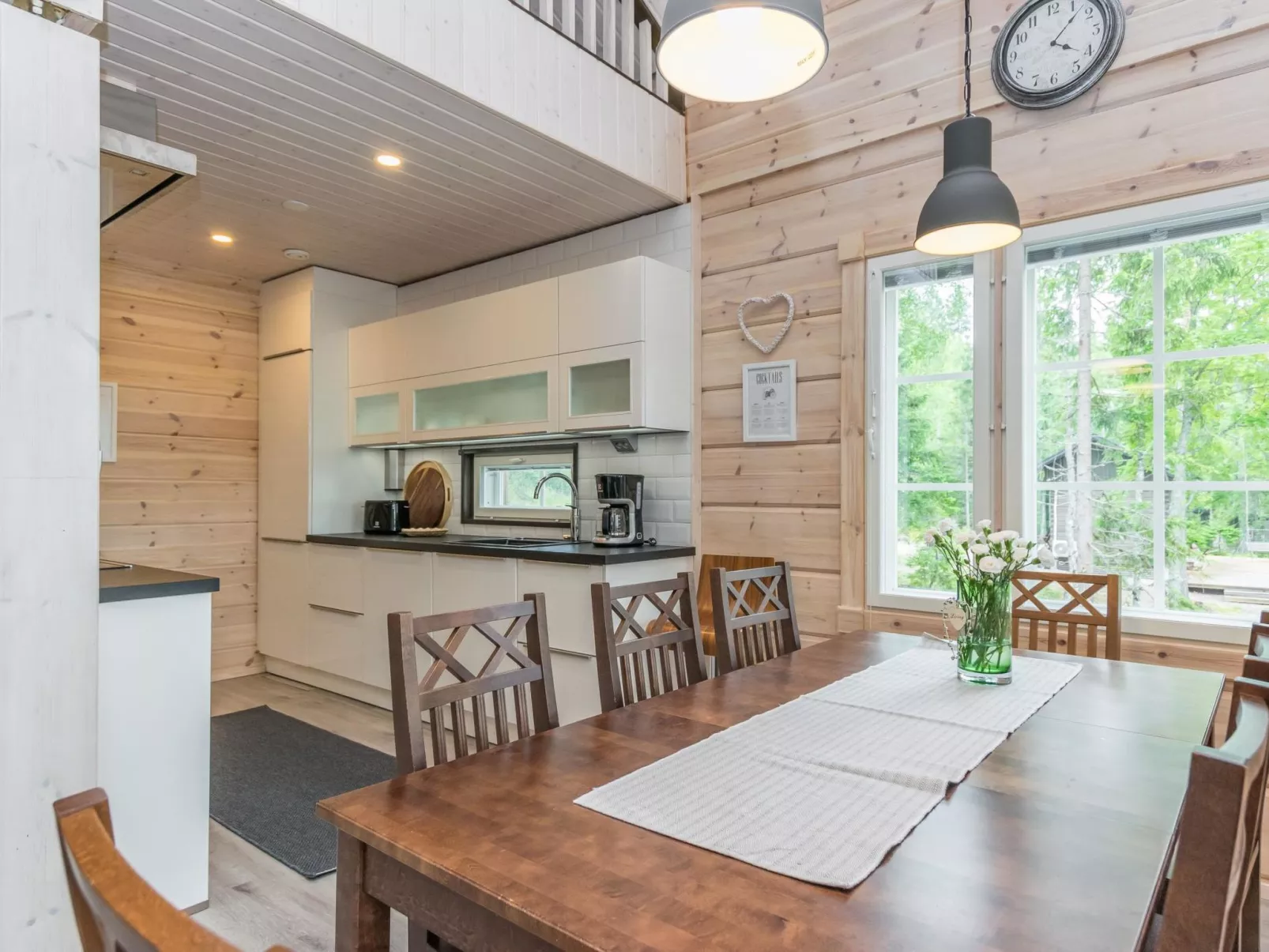 Apilan rauha-Drinnen