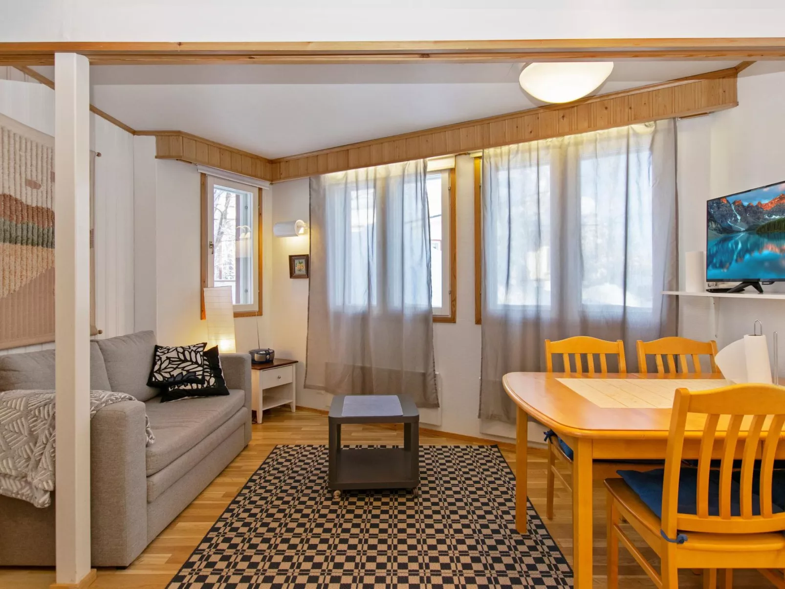 Hallantytär a2 paritalo-Drinnen