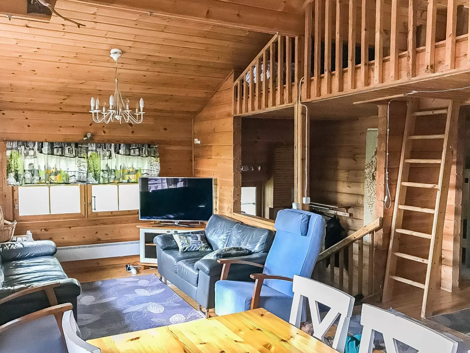 Hyrynpirtti mökki-Dedans