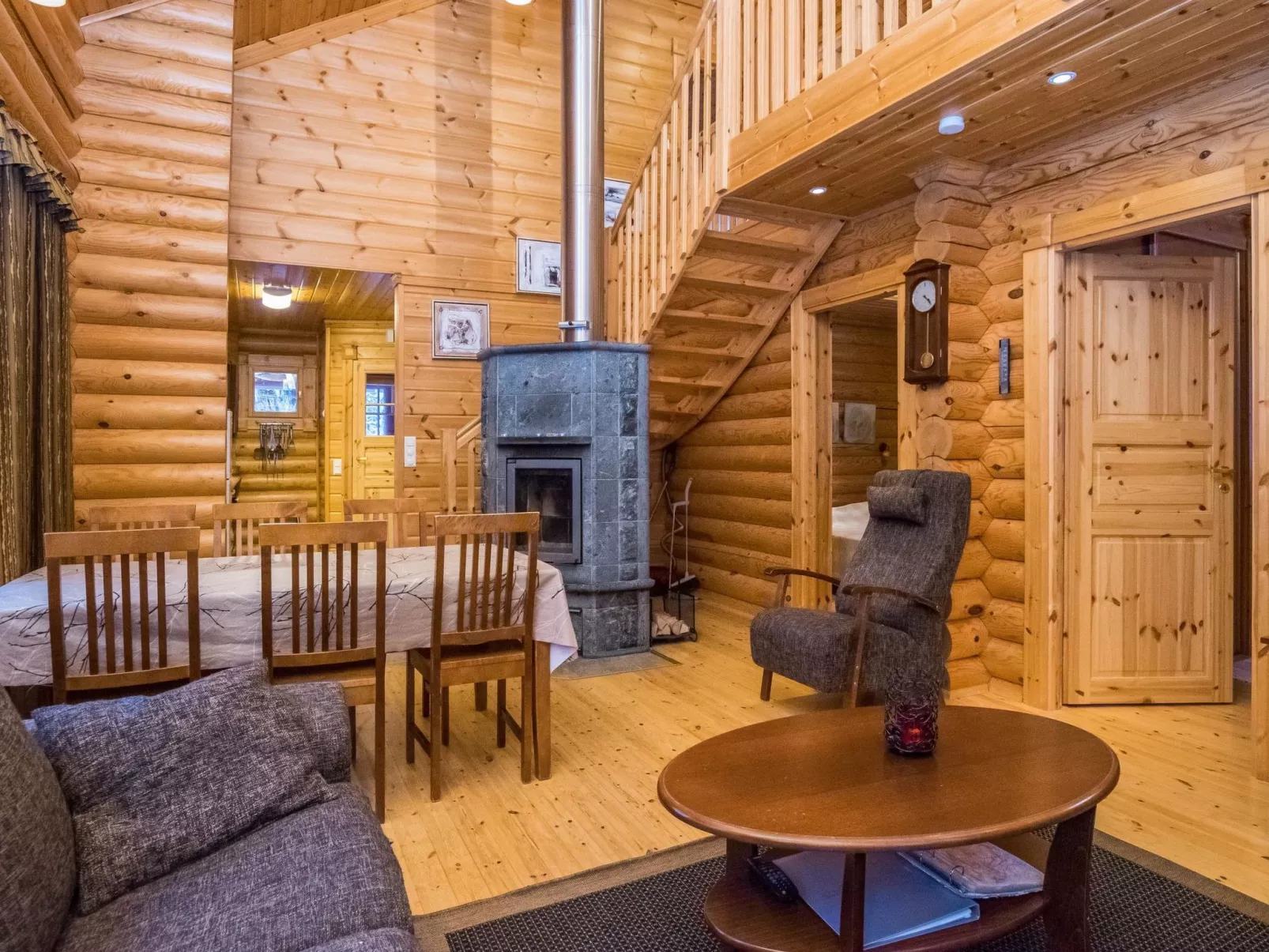 Hiisi mökki-Drinnen