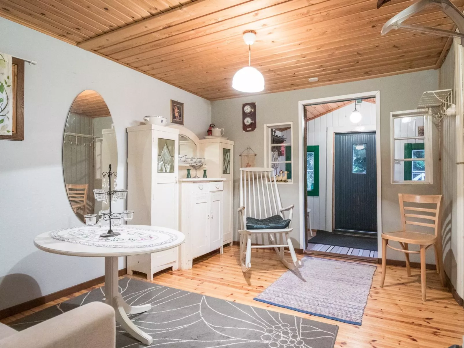 Puutarhurin mökki-Dedans