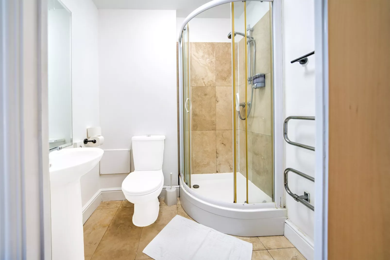 GO2 Gloucester Hotel by OYO  Double Room-Badezimmer