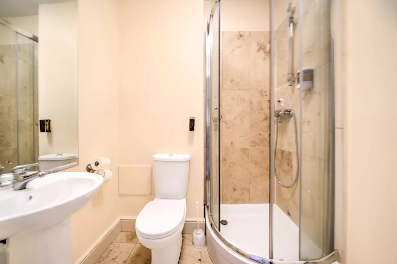 GO2 Gloucester Hotel by OYO  Twin Room-Badezimmer