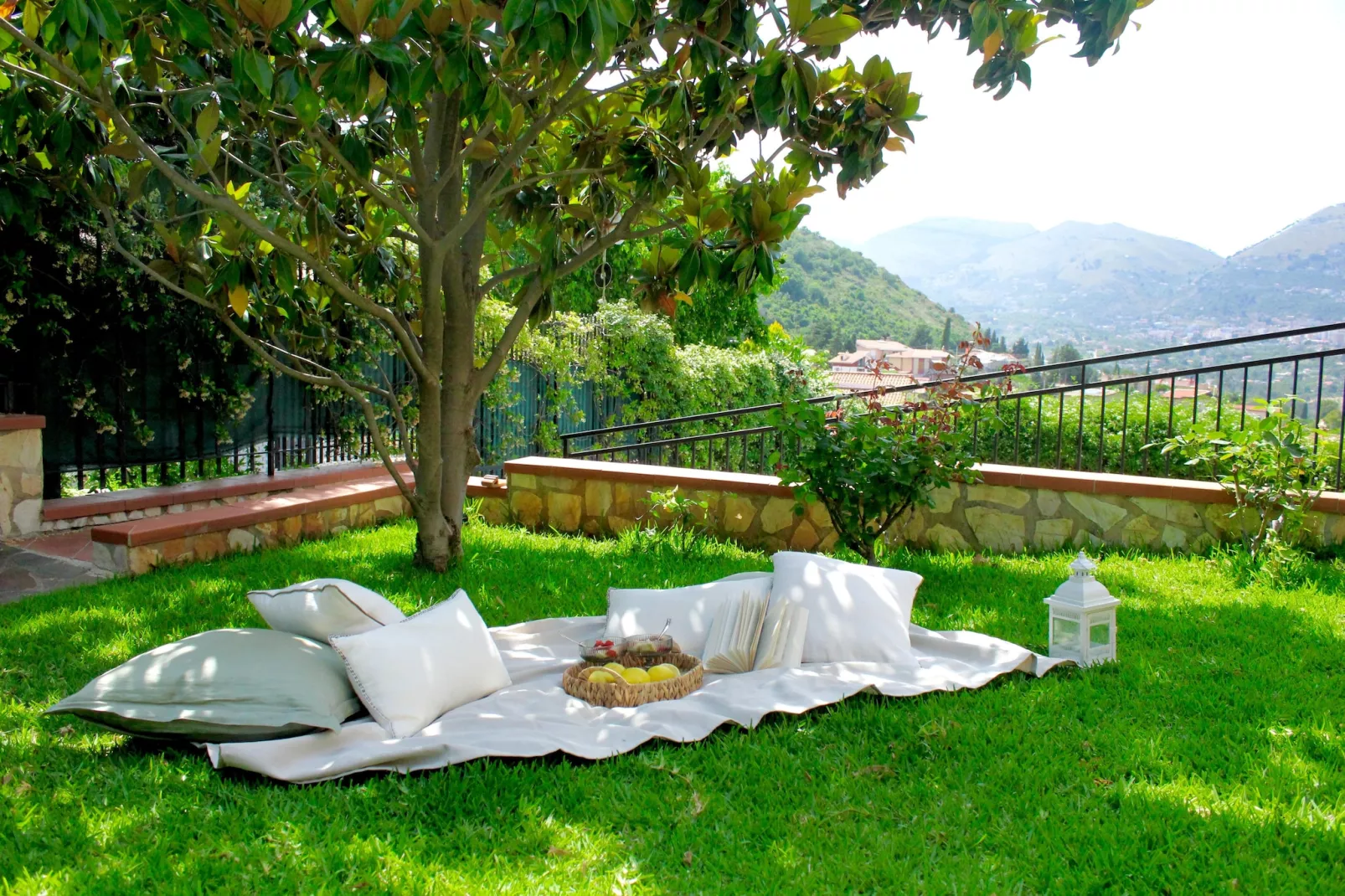 Villa Melograno-Gardens in summer