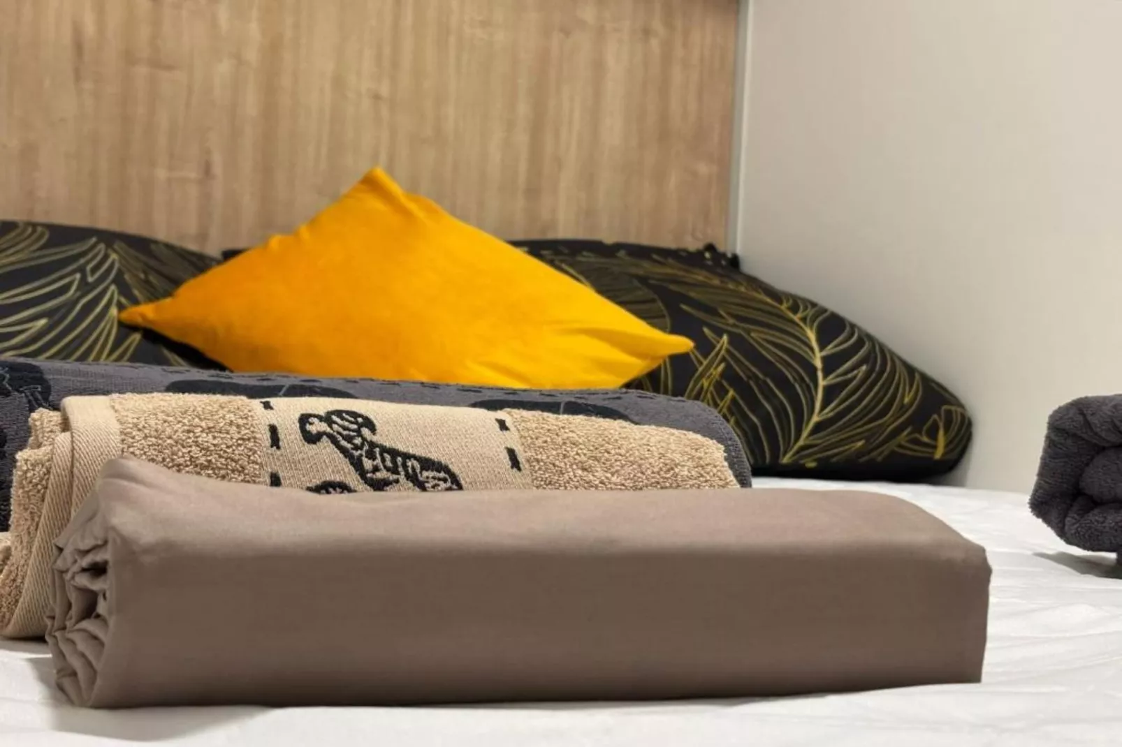 TJ Escape - Mobile Home - Mobile Home With Hot Tub And Terrace-Schlafzimmer