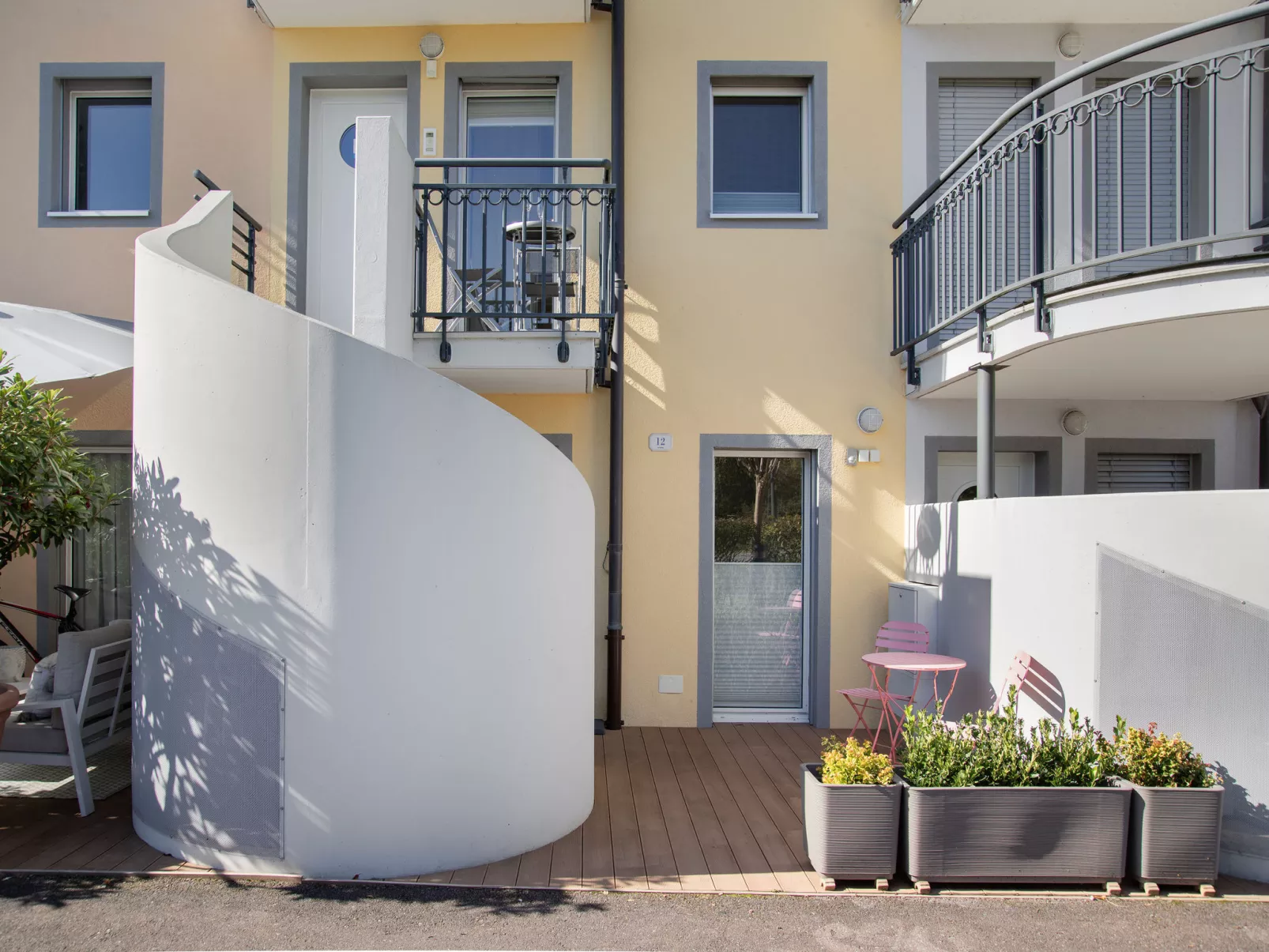 Tasman S12/R-Outside