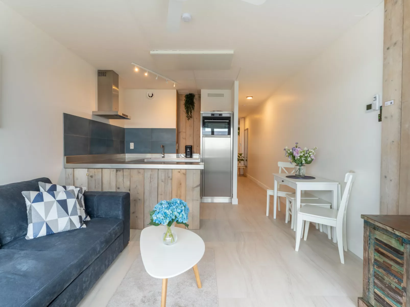 Anne I with harbour view-Dedans