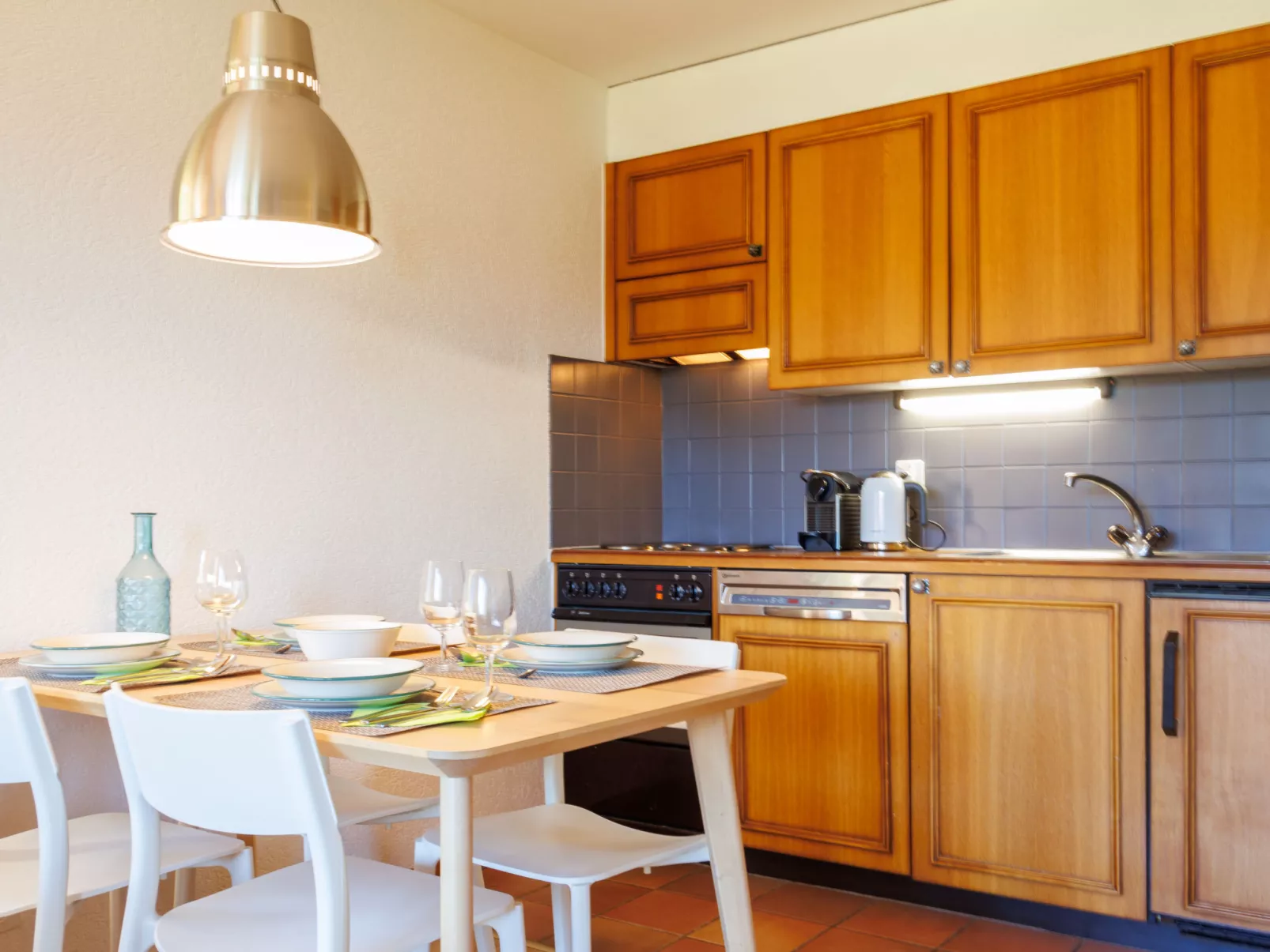 Ambassador 1/6-Dedans