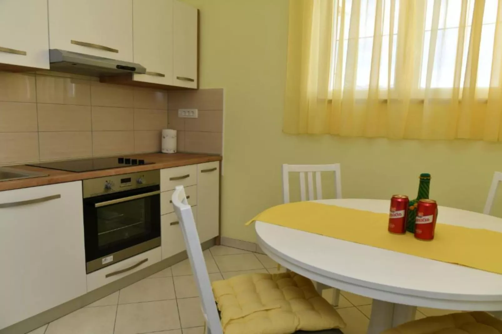 Two Bedroom Apartment with Balcony &  Garden View-Salle à manger