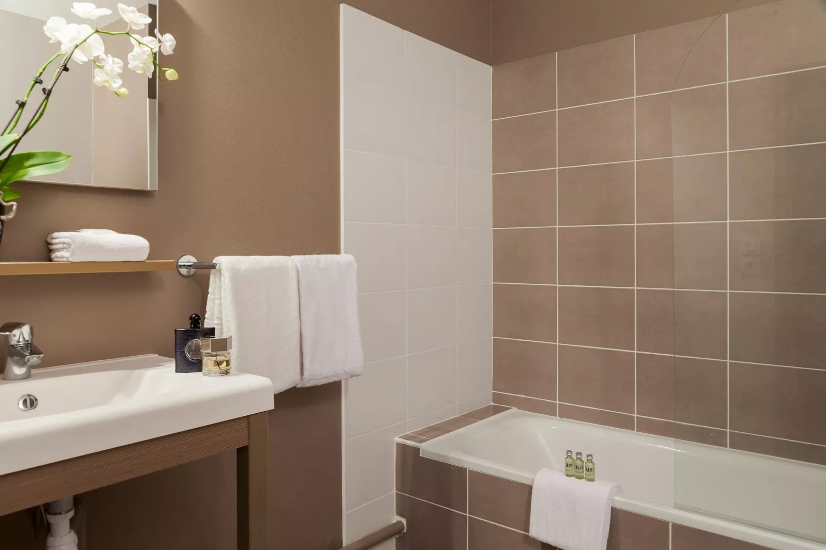 NEHÔ SUITES PORTE DE GENEVE - 1-Bedroom Apartment-Image-tags.