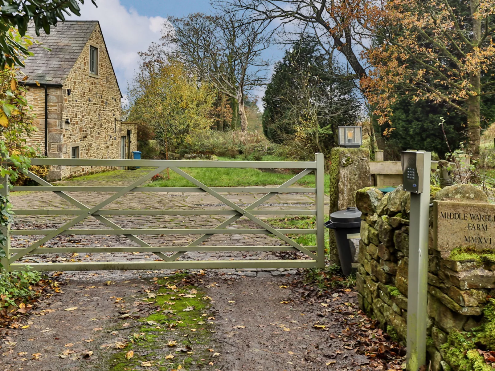 Middle Warble Stables-Dehors