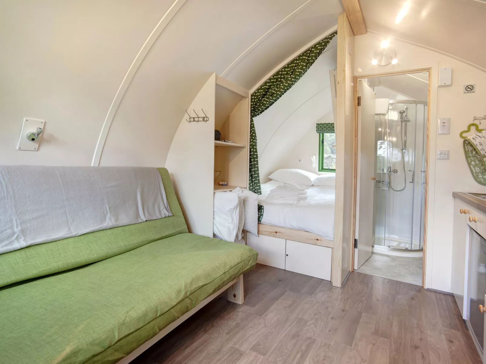 Barebones Glamping-Drinnen