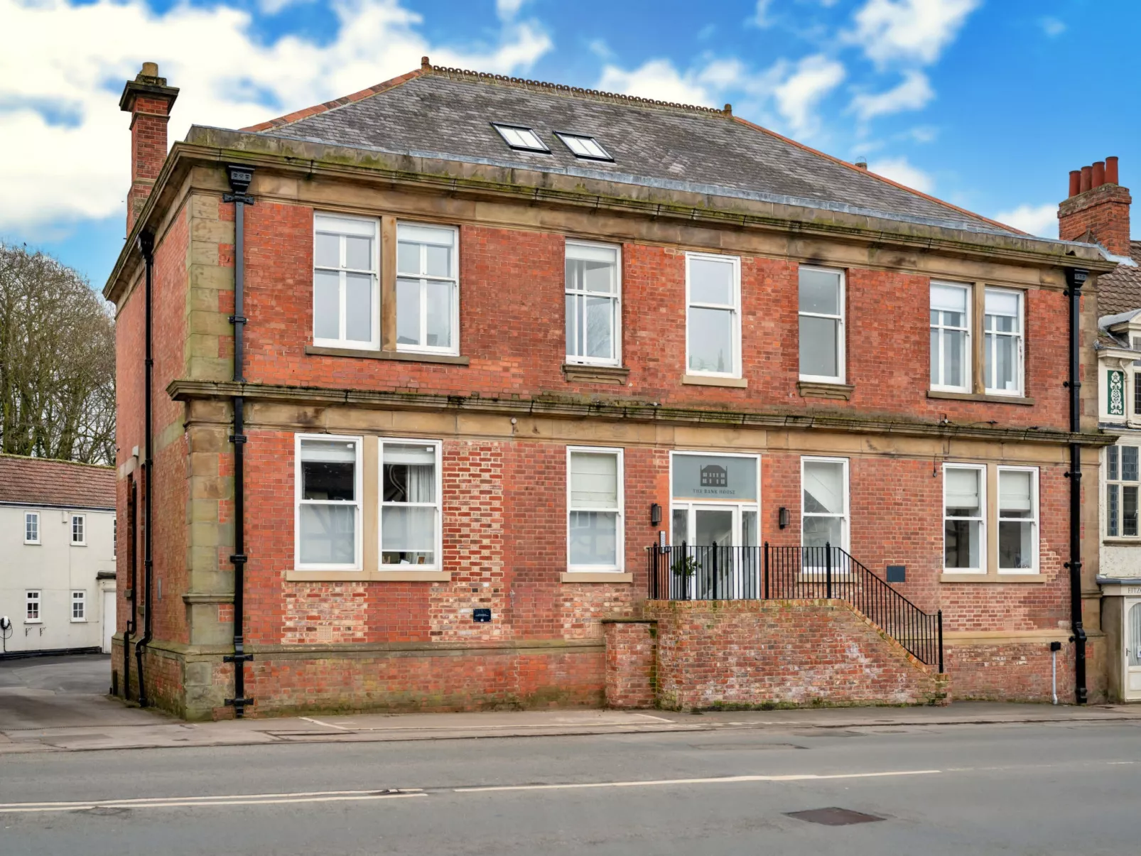 The Bank House-Draußen