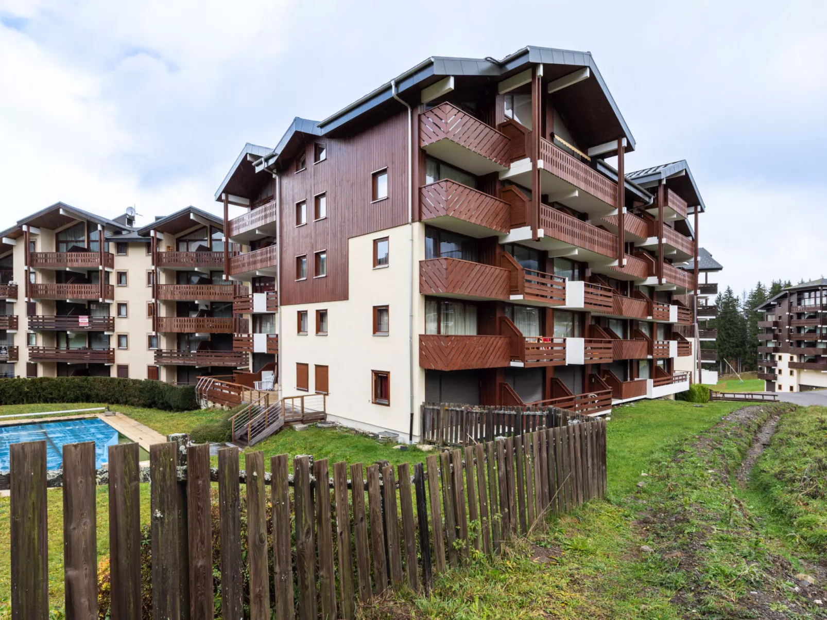 Les Eterlous-Outside