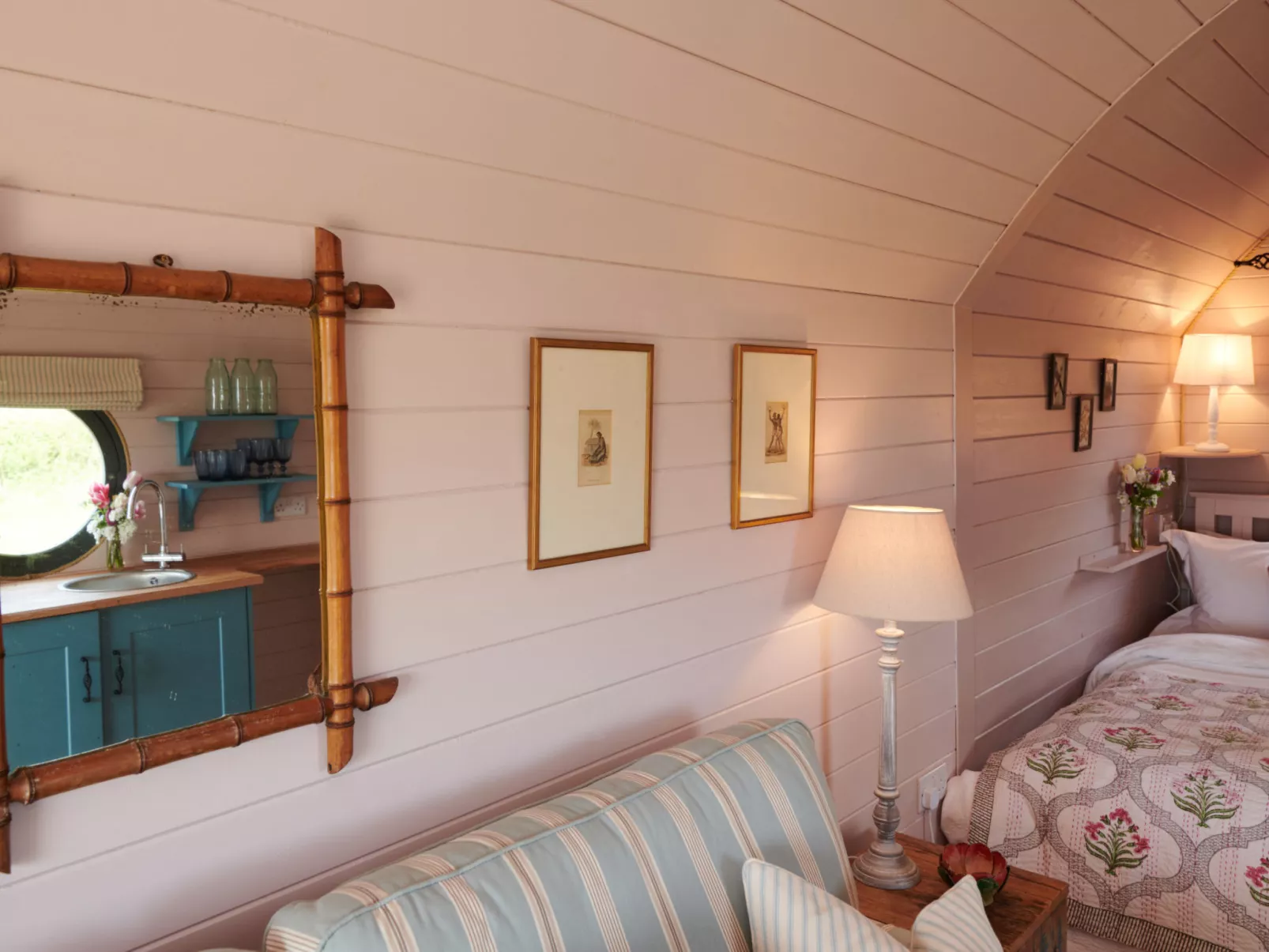 The Cornflower-Dedans