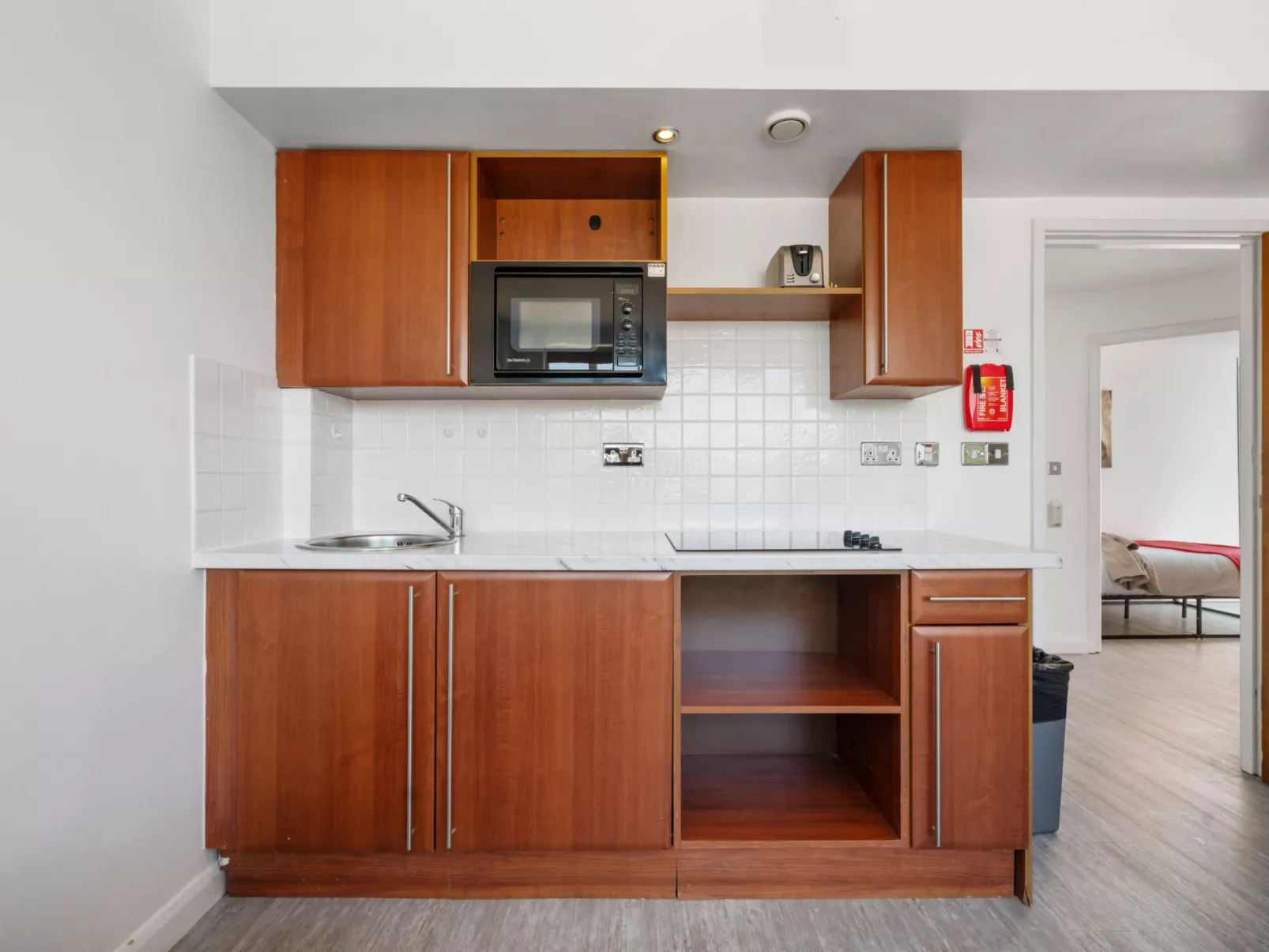 Roland House - Two Bedroom A-Dedans