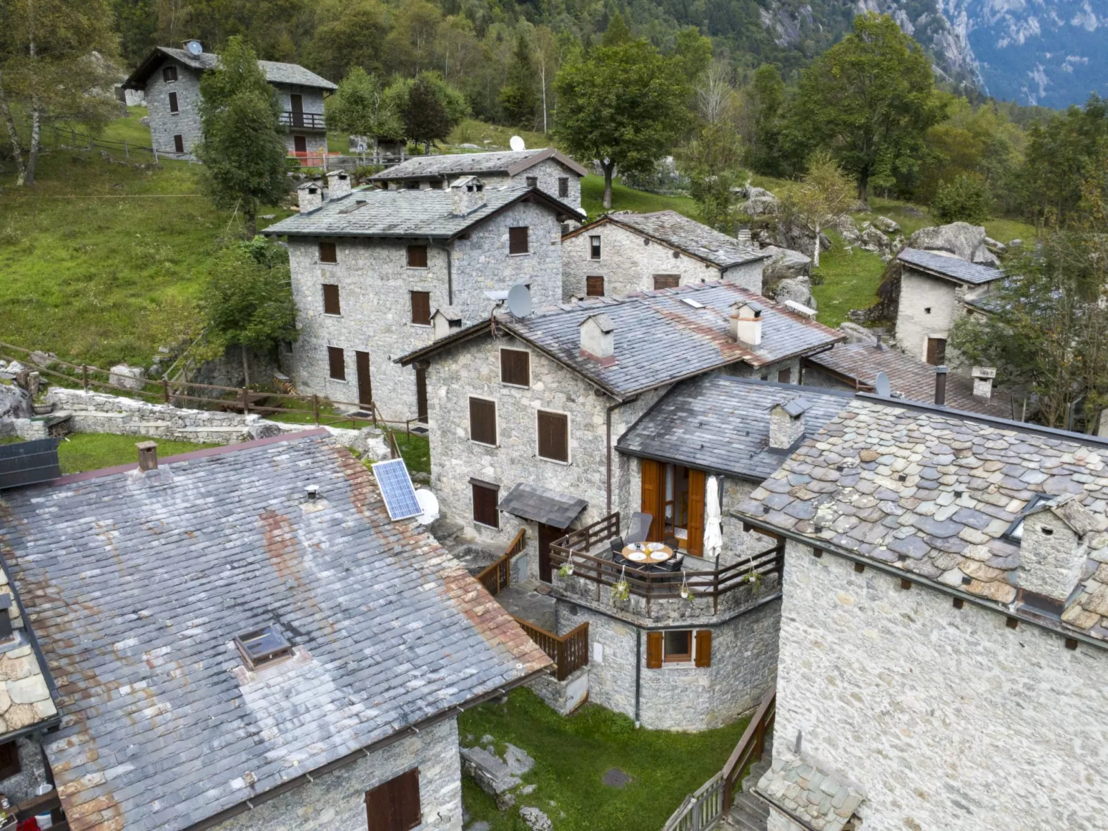 Val di Mello Mountain Flat-Outside